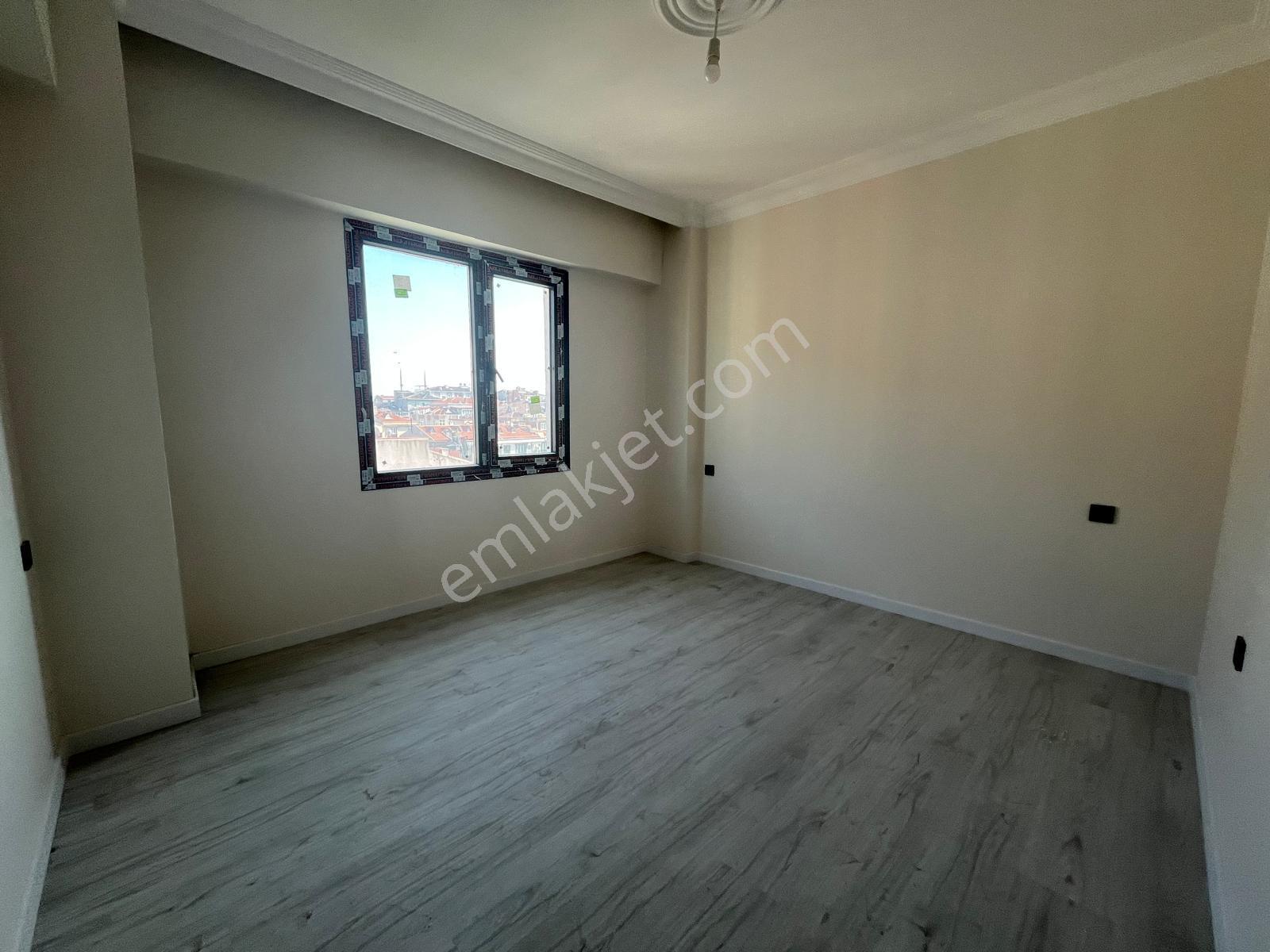 Serkan Gayrimenkulden Bağıcılar Barboros Mahallesinde 3+1 Sitede Kapalı Otoparklı 3+1 Daire - Görsel 12