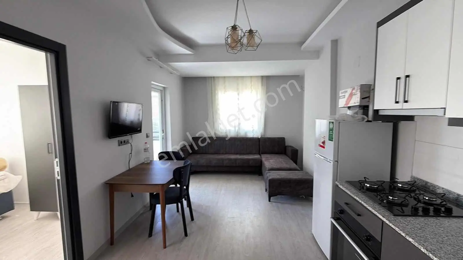Cam Balkonlu Eşyalı Kiralık 1+1 Bulvar Üzeri