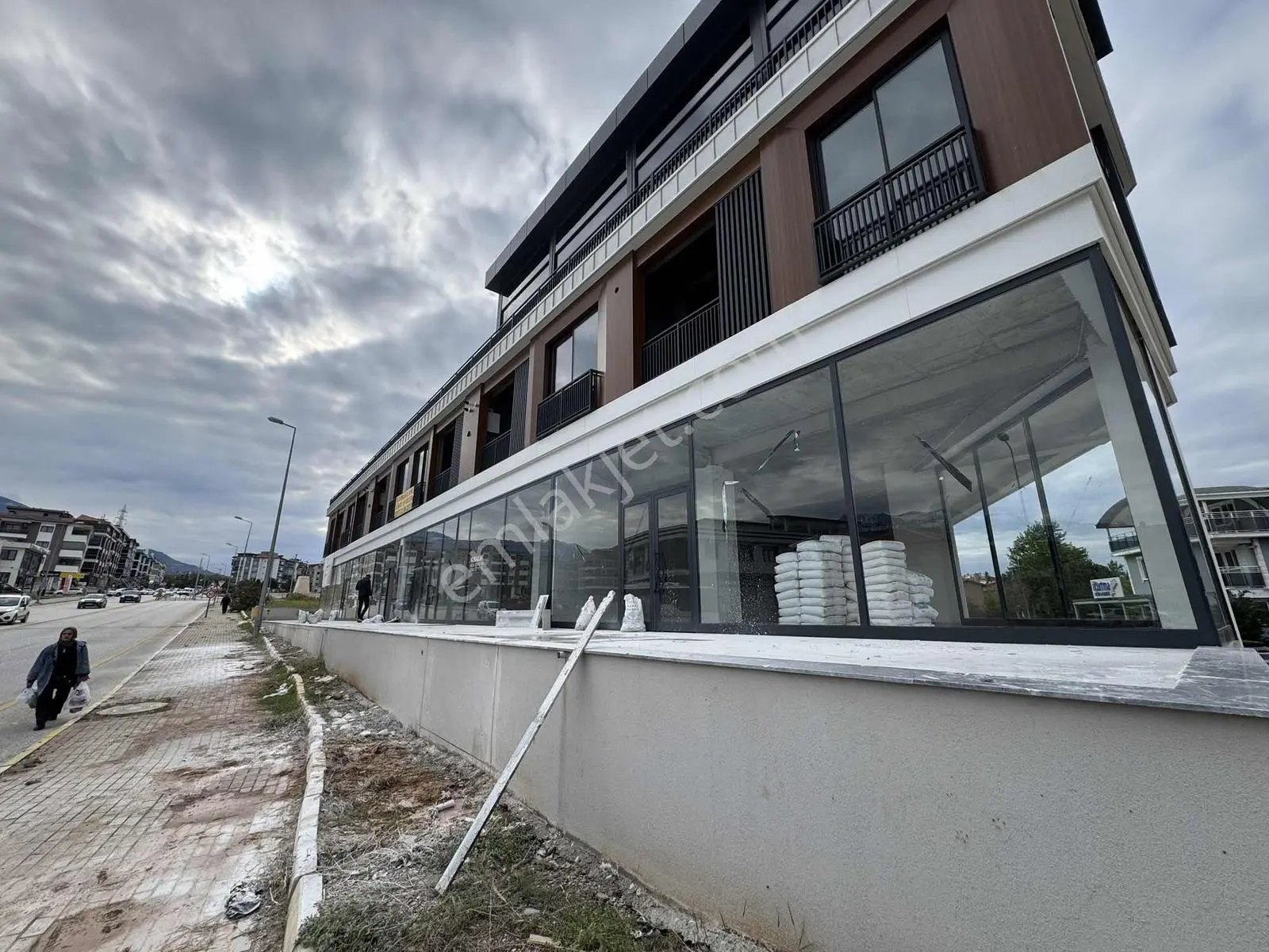 Tank Meydanında Kiralık Cadde Üzeri İşyeri! - Görsel 2