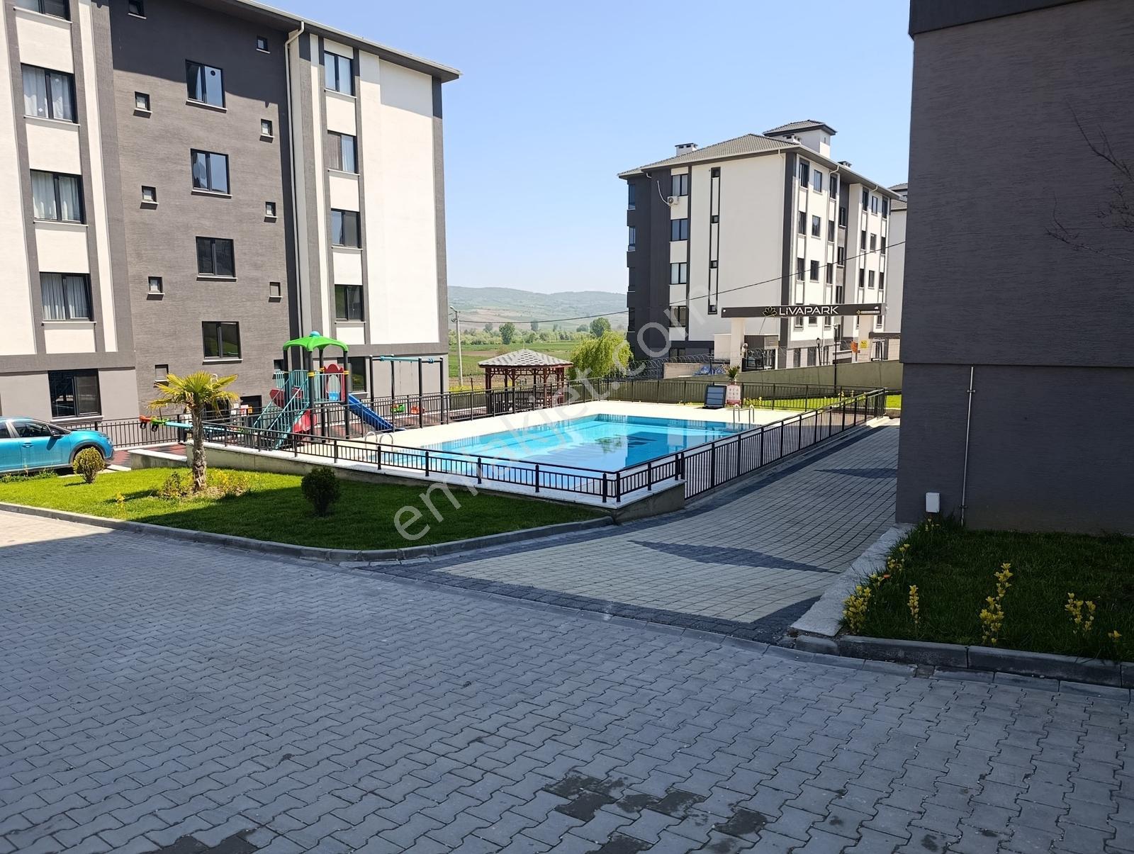 Kariyer'den Lüks Güvenlikli Site İçi Kiralık Daireler