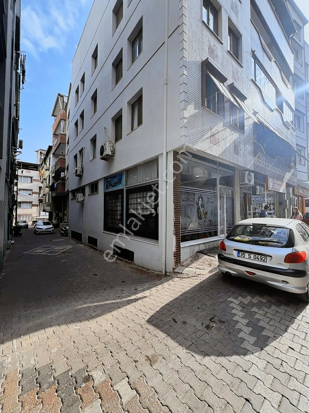 Kemalpaşa Merkezde Ana Cadde'den 1 Parsel İçerde Köşe Dükkan
