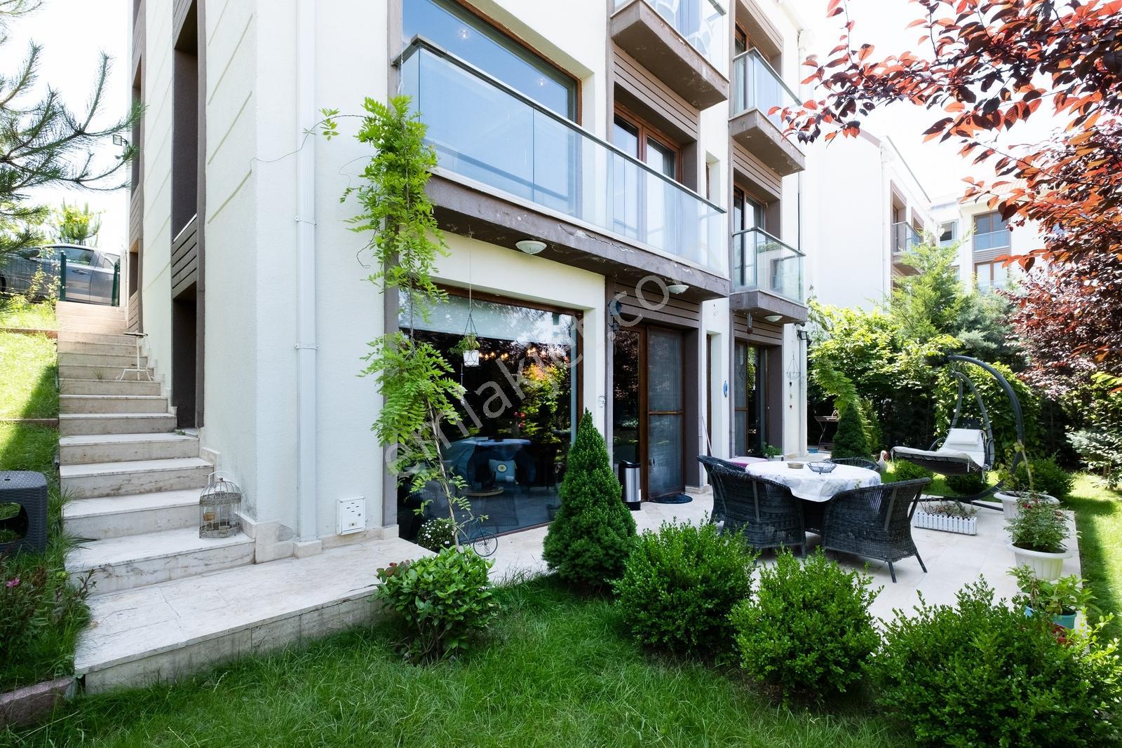 Beytepede Site İçerisinde Orman Manzaralı Satılık 5+2 Lüx Villa