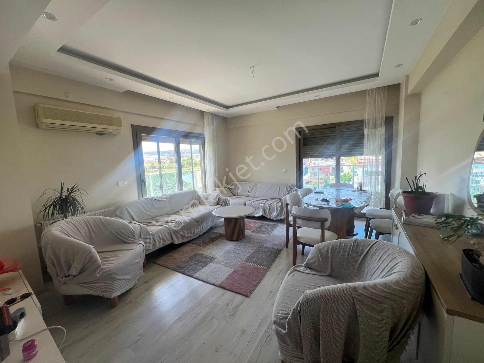 Gaziemirde Prestijli Site İçerisinde Havuzlu Geniş 2+1 Daire