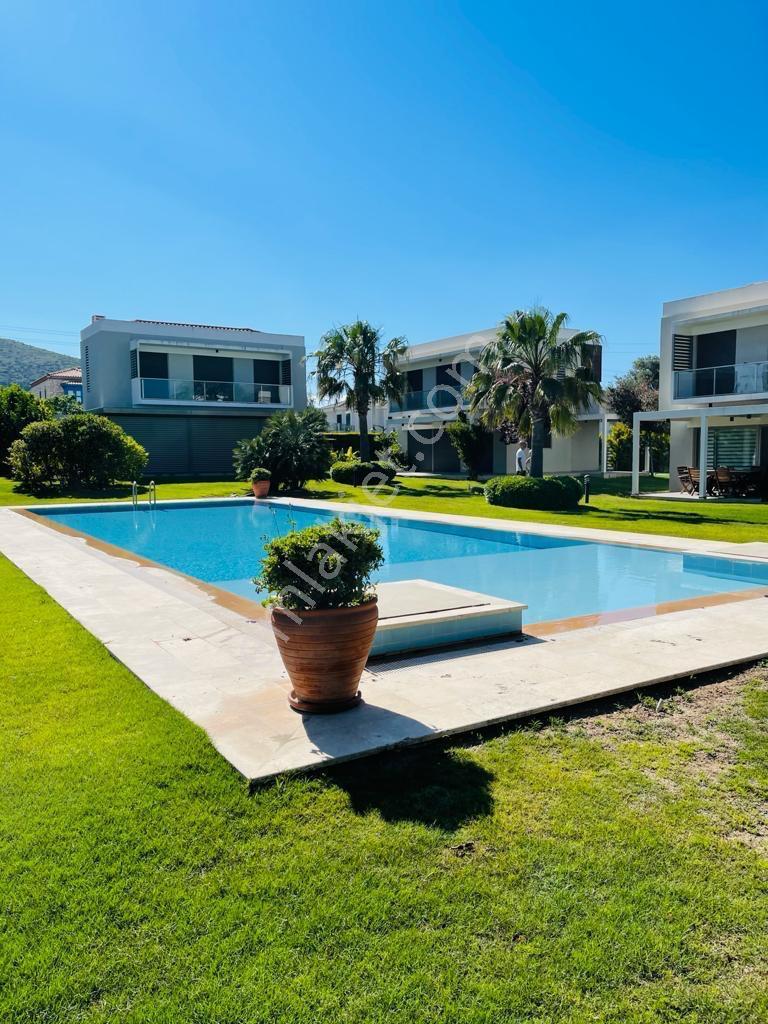 Alaçatı Göbene Mevkiinde Havuzlu Site İçinde Sezonluk Kiralık Villa - Görsel 13