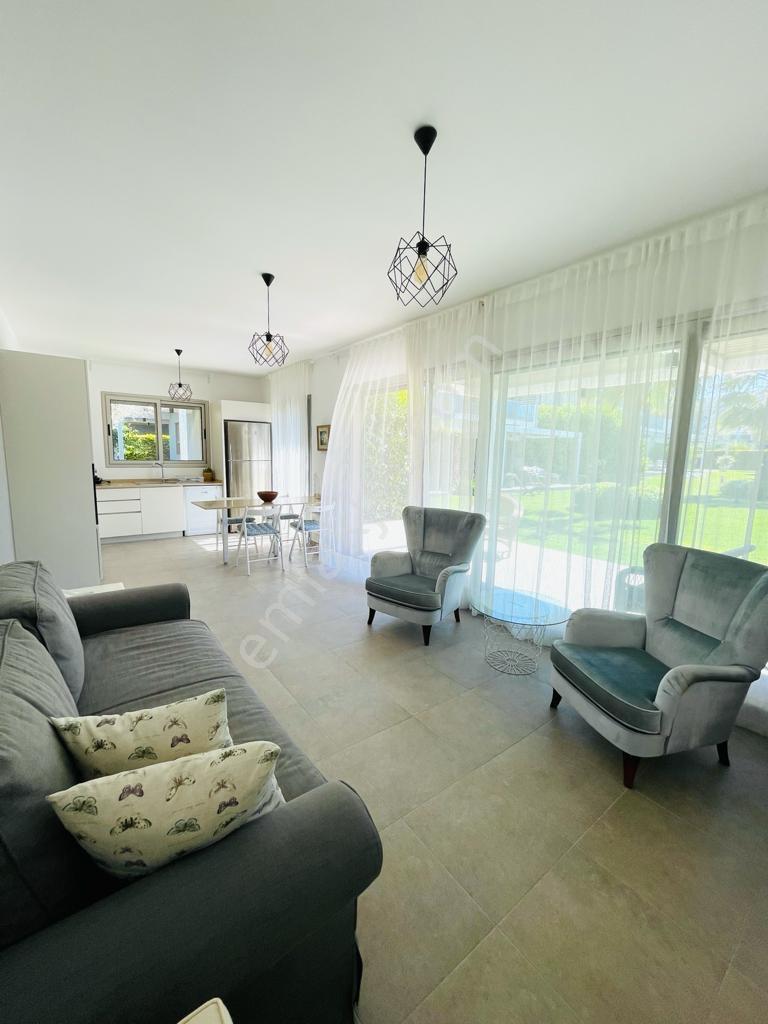Alaçatı Göbene Mevkiinde Havuzlu Site İçinde Sezonluk Kiralık Villa - Görsel 5