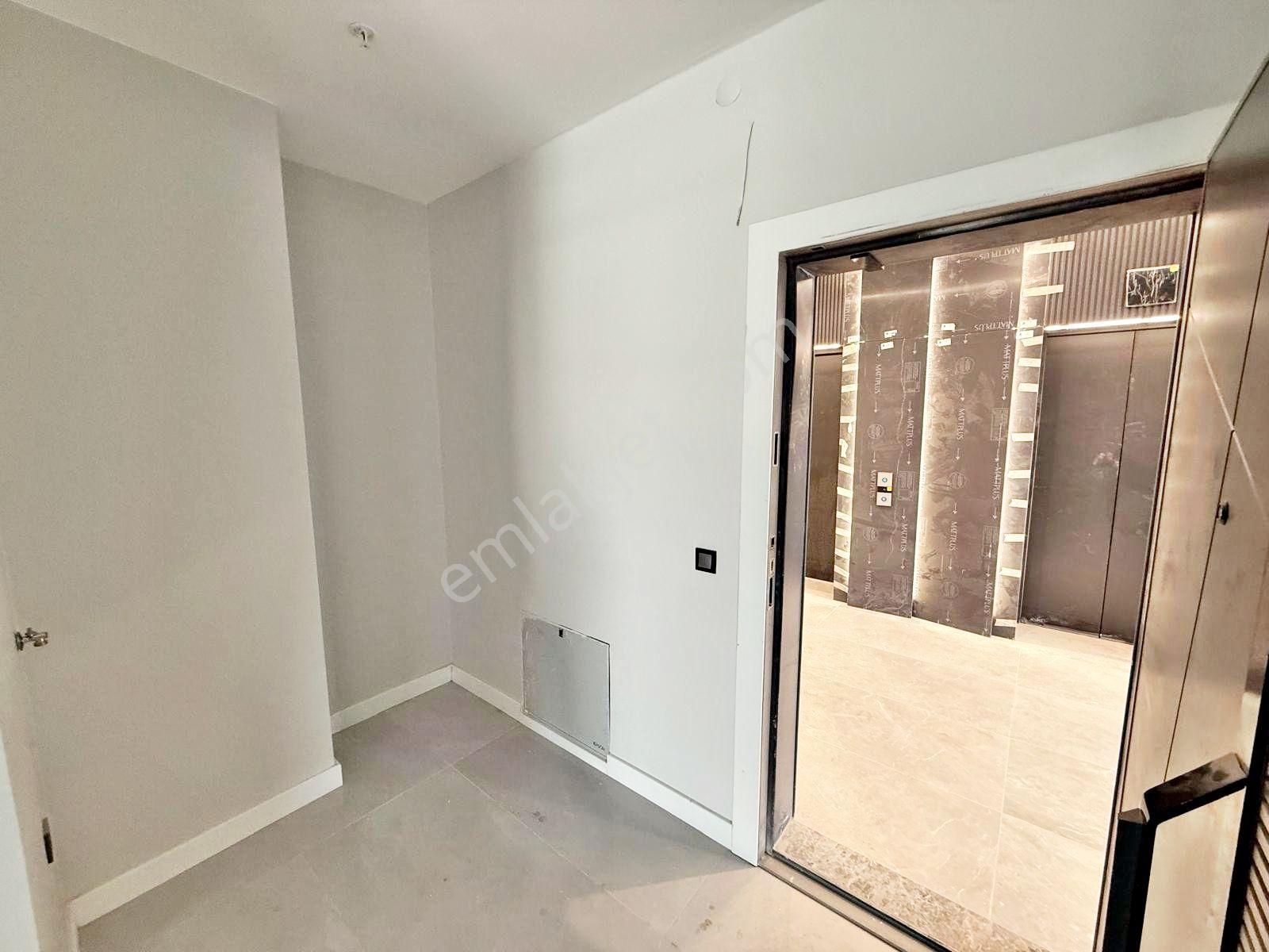 Metefor Kule Avm De Teras Balkonlu Kiralık 2+1 Ofis