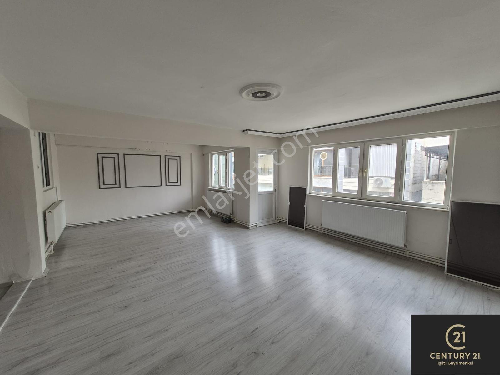 Century21 Işıltı Gayrimenkul'den Güzelhisar'da Satılık 3+1