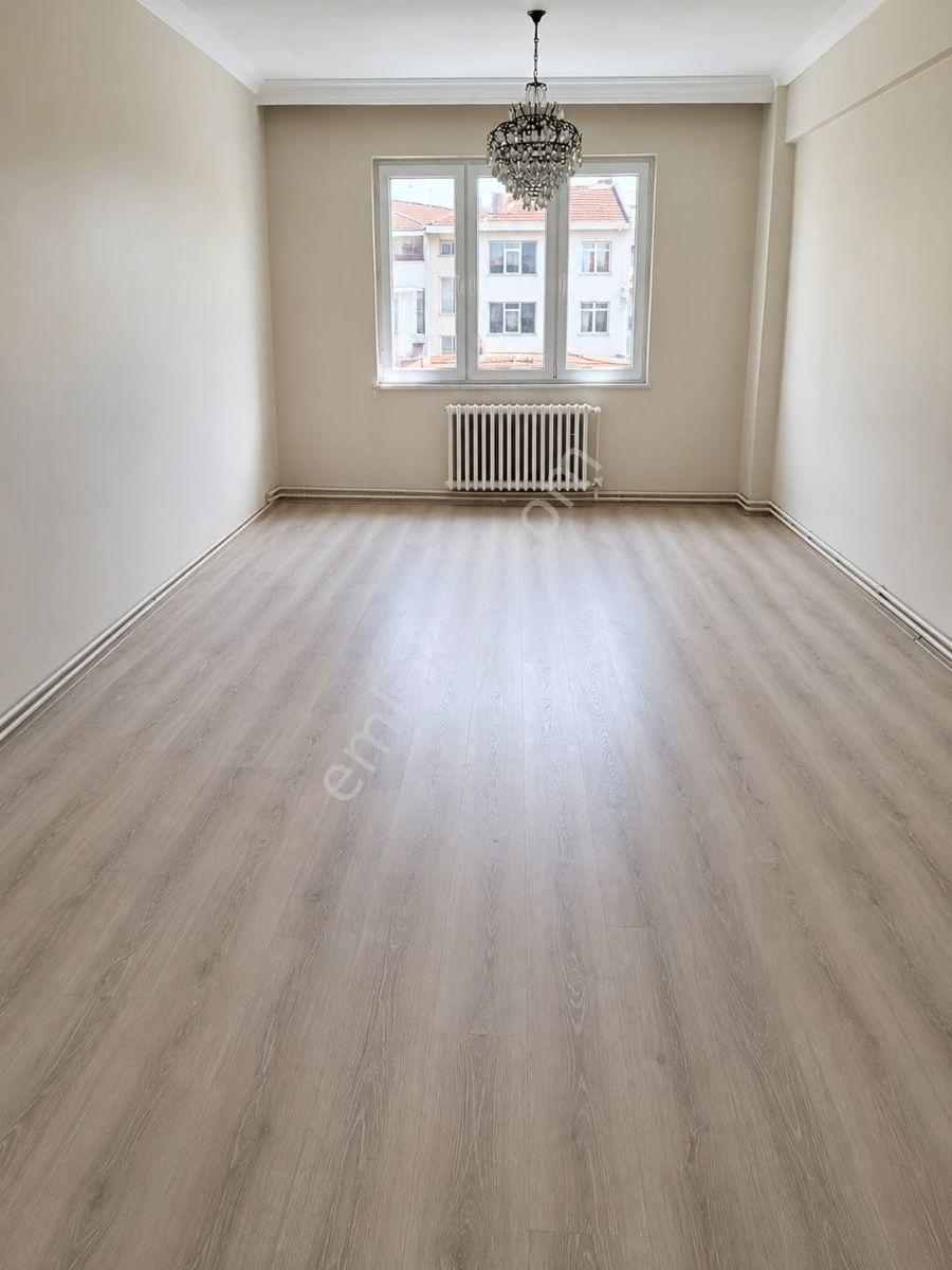 Altıeylül Mahallesinde Çarşıda 2+1 Asansörlü Geniş Daire