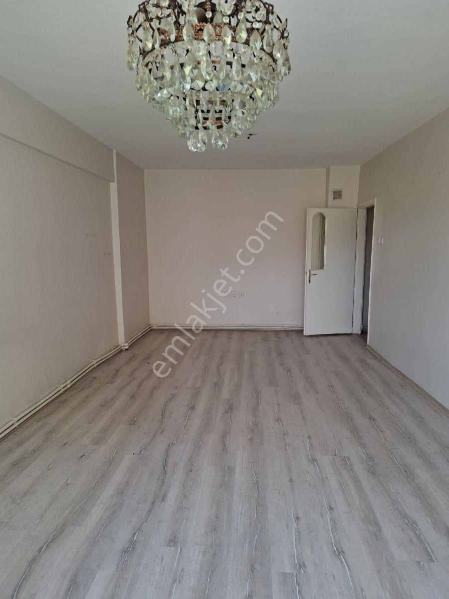 Altıeylül Mahallesinde Çarşıda 2+1 Asansörlü Geniş Daire - Görsel 3