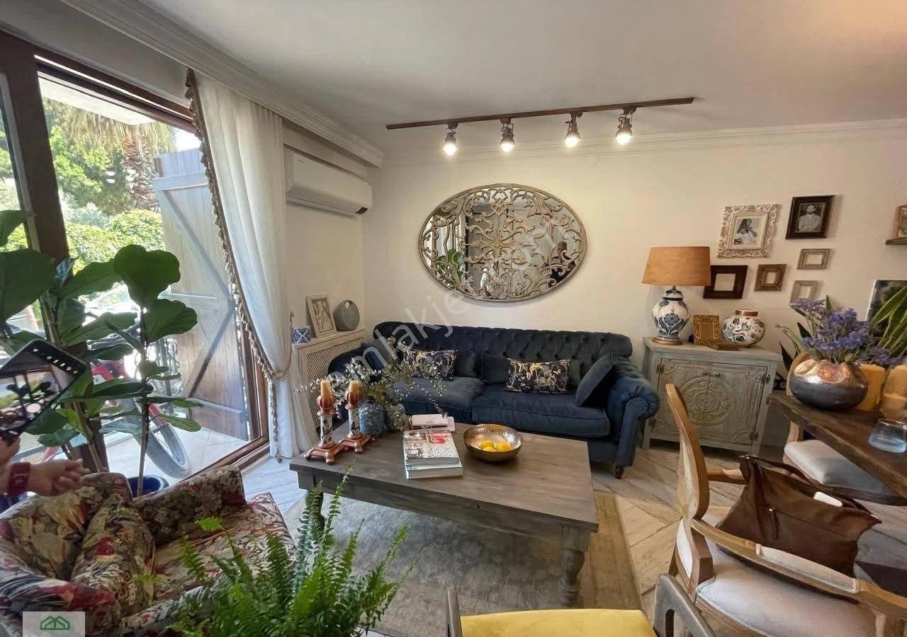 Kuşadası Marina'da 2+1 Eşyalı Satılık Lüx Dublex Daire