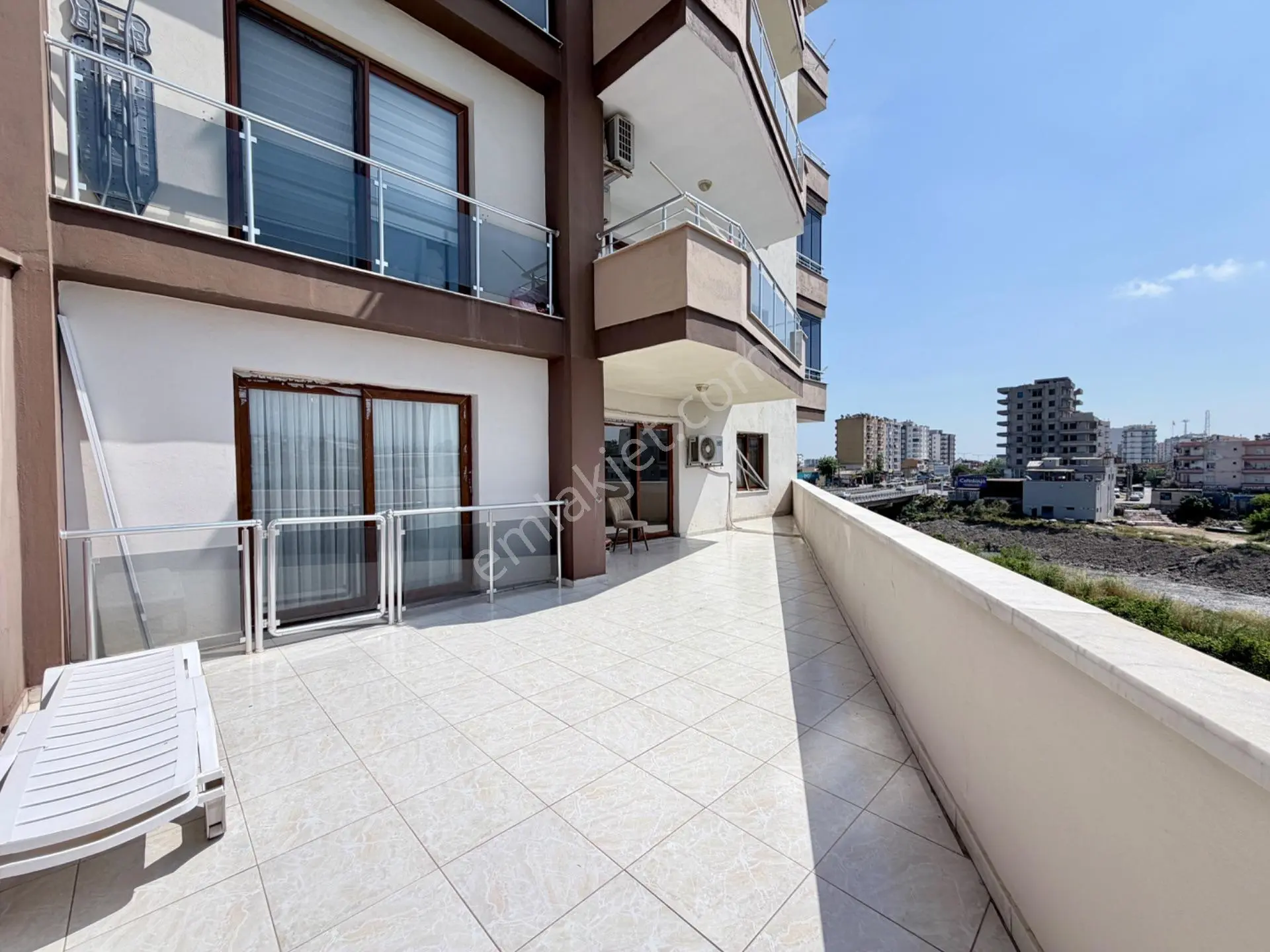 Mersin Çeşmeli’de Satılık Özel Teraslı 3+1 Daire