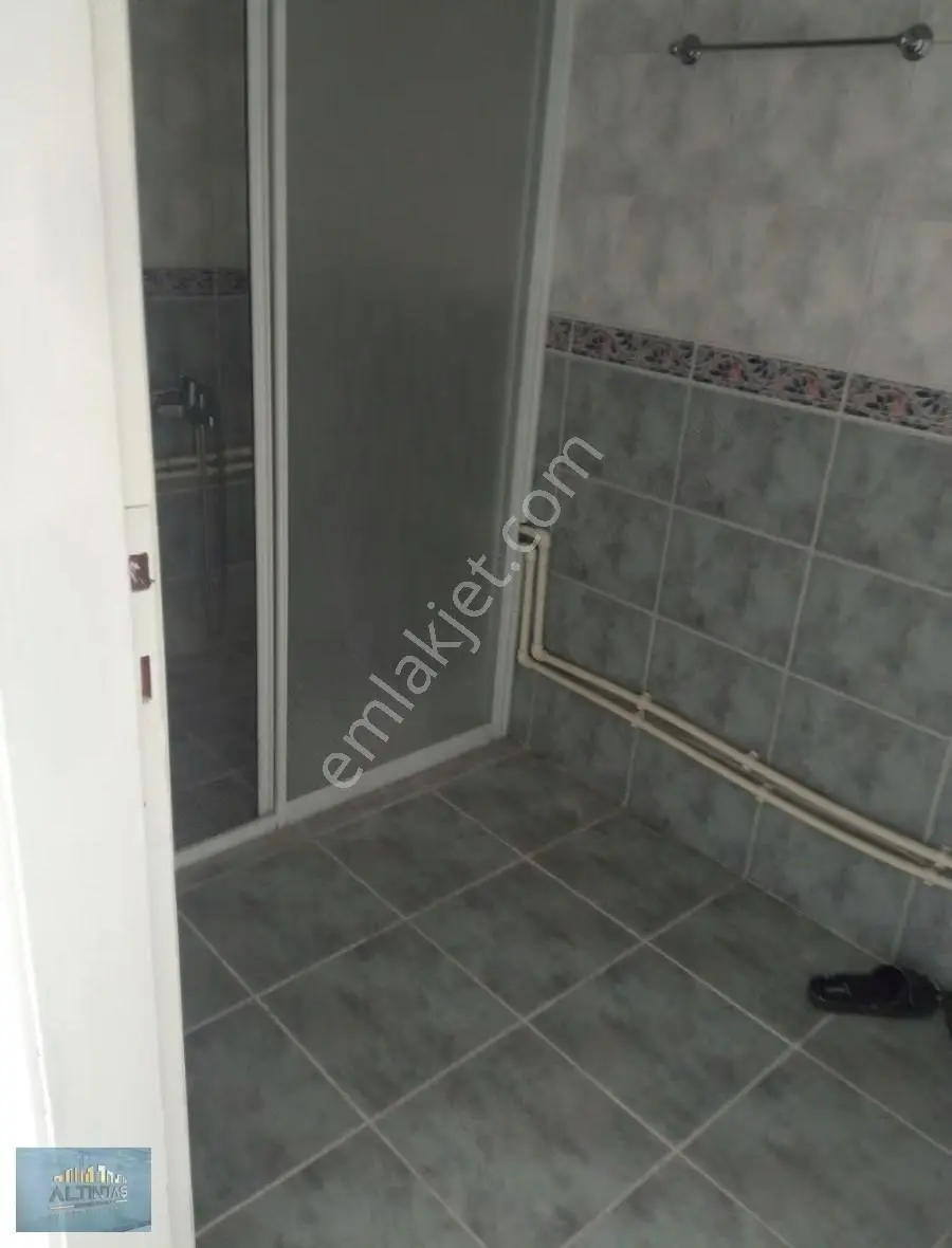 Omercikler Mahallesi Anayol Üstü Kiralık Büyük 3+0 Daire - Görsel 2