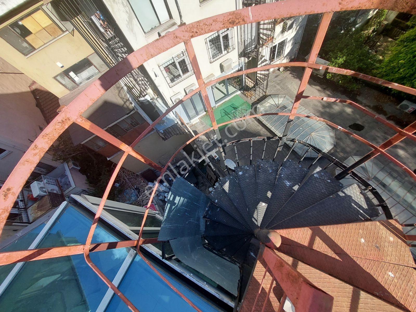 Üsküdar Çarşı İçinde Asansörlü Kiralık 3+1 Büro Ofis - Görsel 27