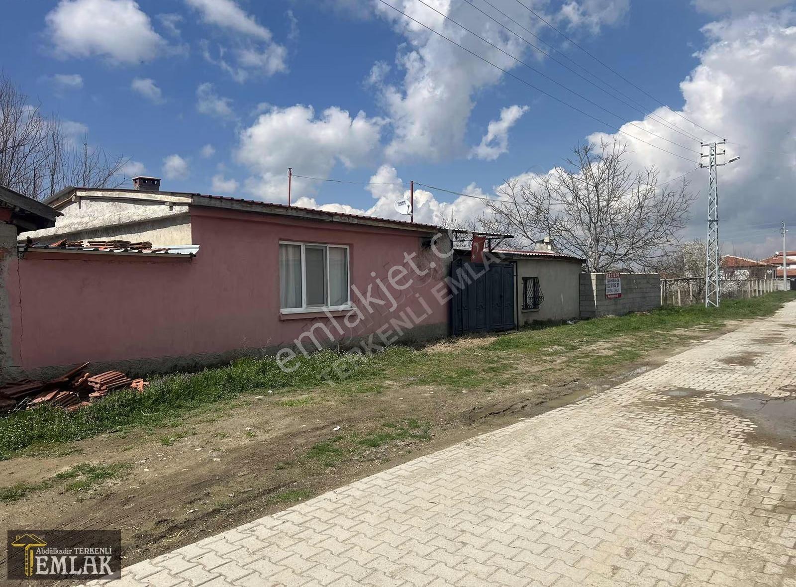 Terkenli Emlak 'tan Söğütlü Merkezde 3000 M2 Arsalı Müstakil Ev