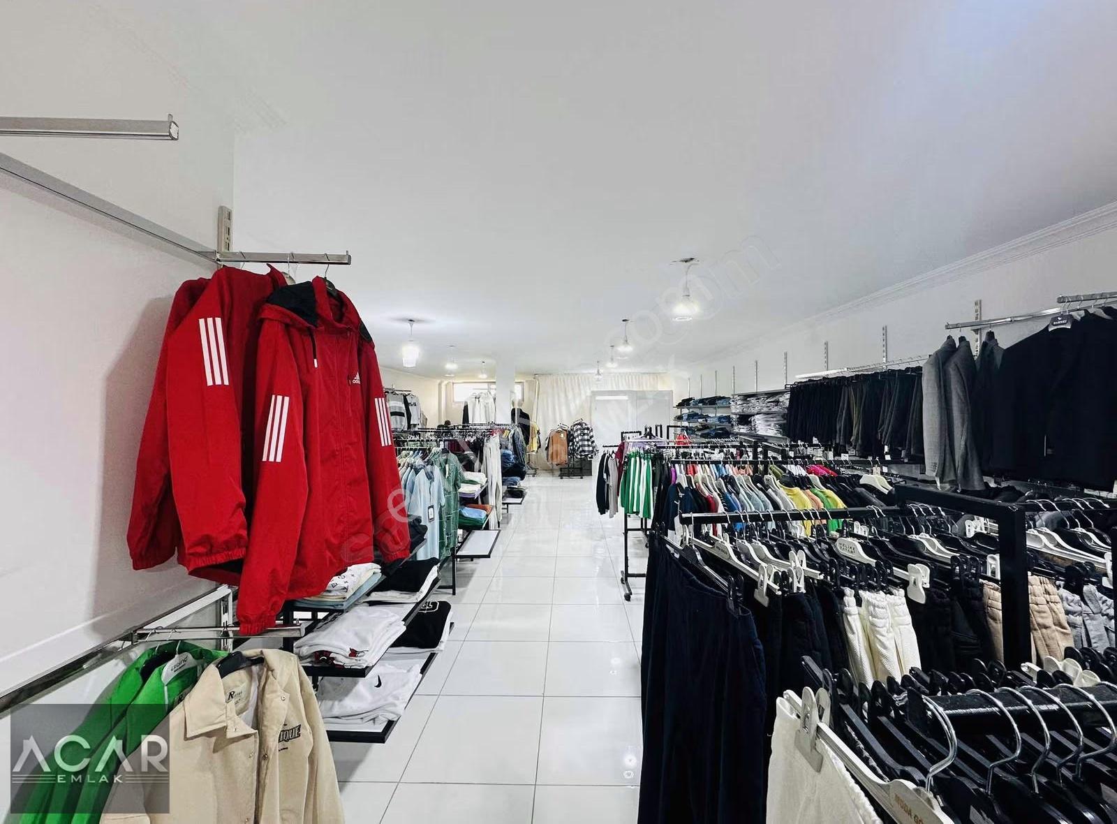 **ana Cadde Üzerinde Yüksek Cirolu Bay Bayan Giyim Mağzası ** - Görsel 19
