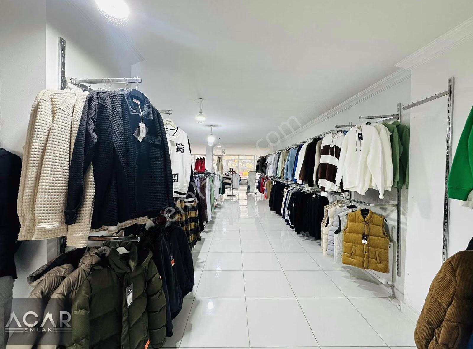 **ana Cadde Üzerinde Yüksek Cirolu Bay Bayan Giyim Mağzası ** - Görsel 31