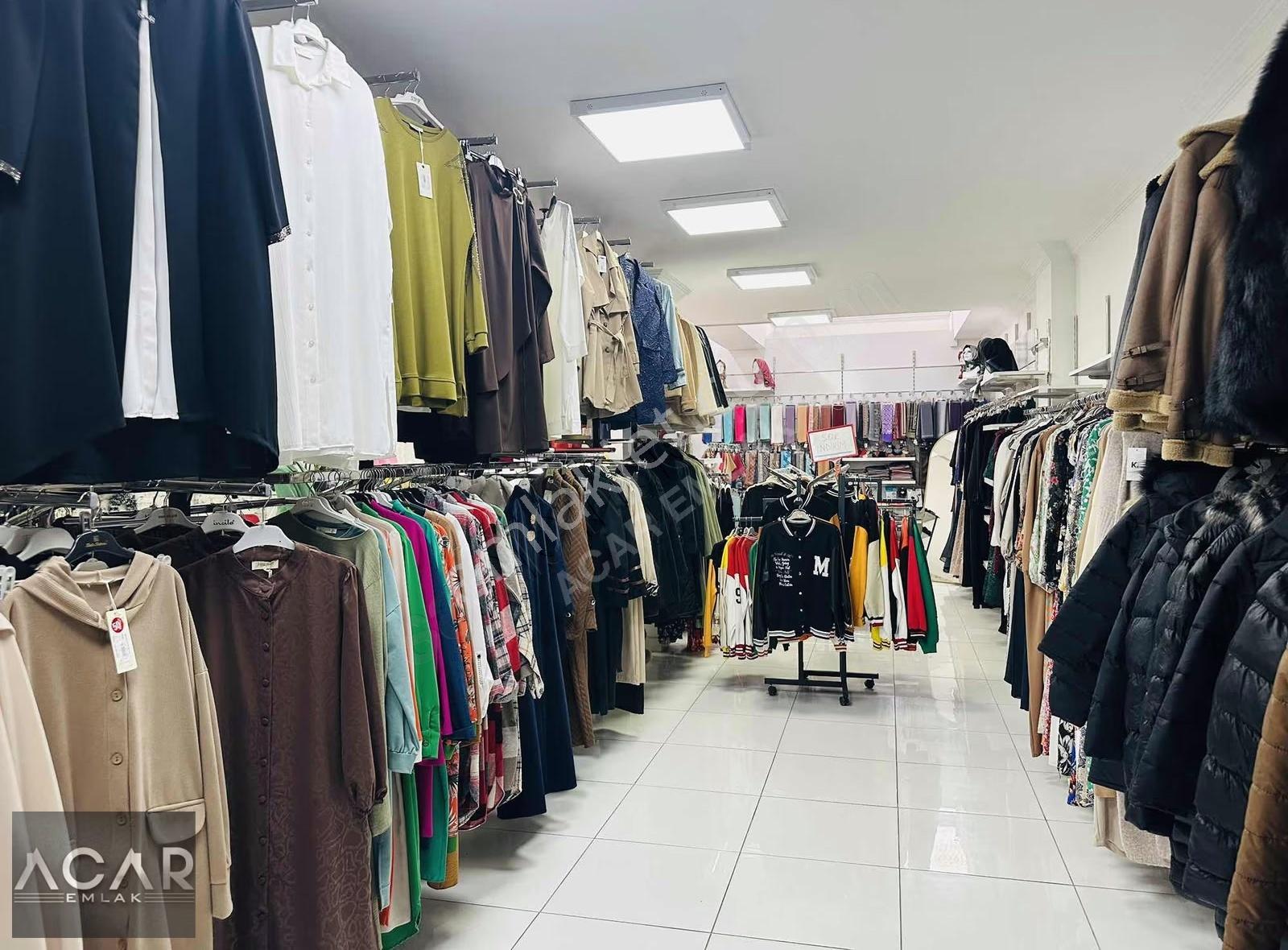 **ana Cadde Üzerinde Yüksek Cirolu Bay Bayan Giyim Mağzası ** - Görsel 18