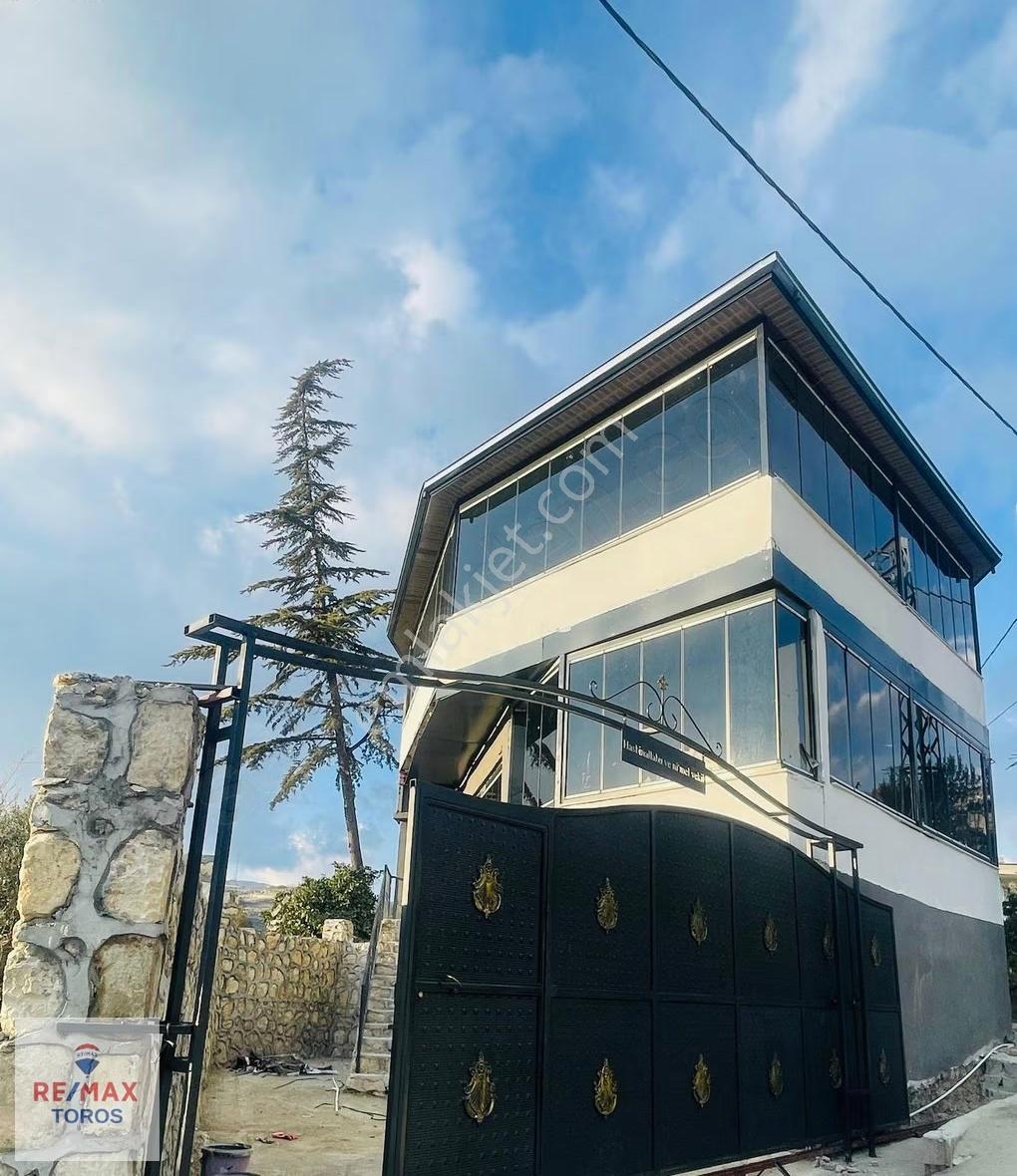 Remax Toros'tan Çelebili'de Gölet Manzaralı Lüks 3 Katlı Villa