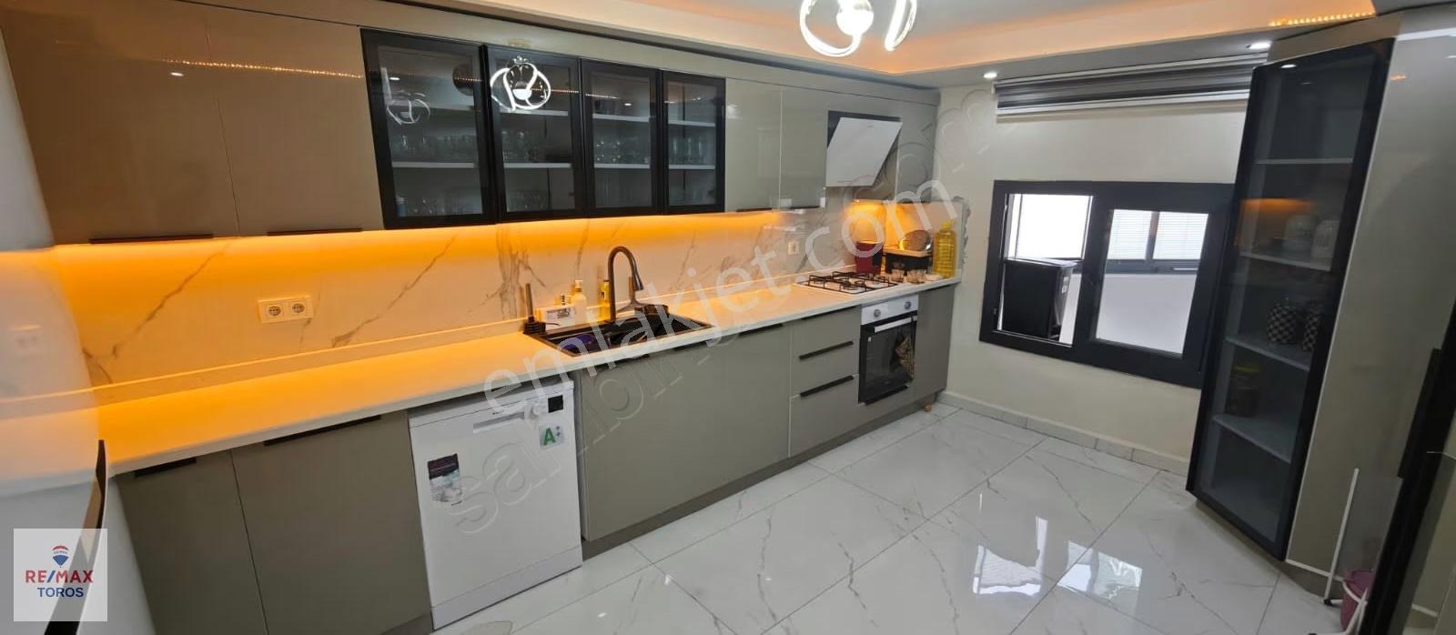 Remax Toros'tan Çelebili'de Gölet Manzaralı Lüks 3 Katlı Villa - Görsel 12