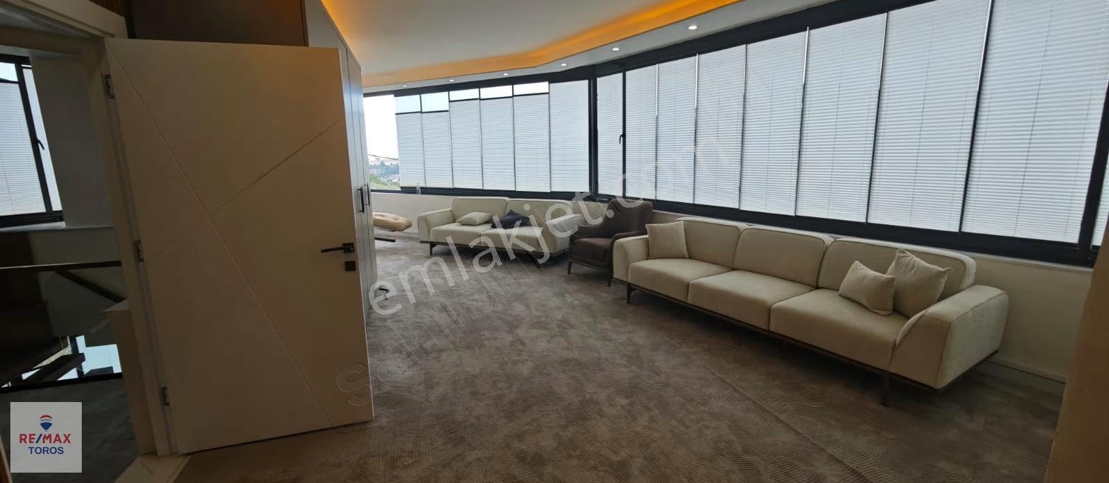 Remax Toros'tan Çelebili'de Gölet Manzaralı Lüks 3 Katlı Villa - Görsel 3