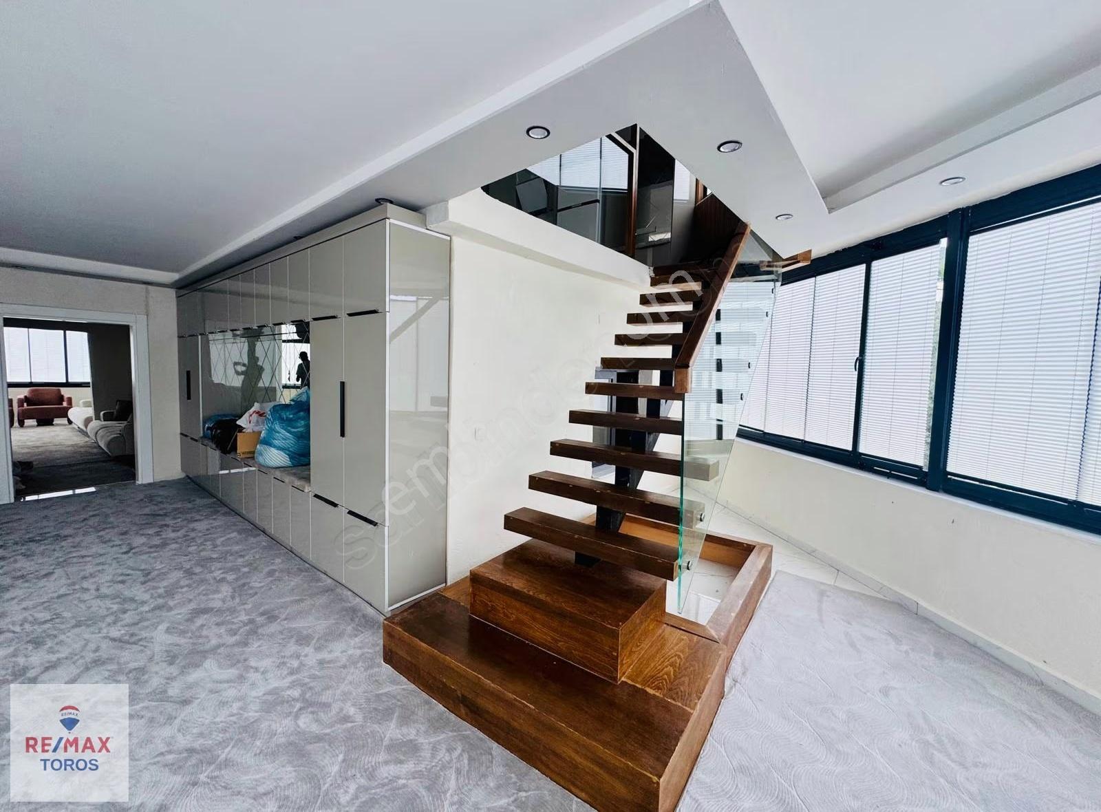 Remax Toros'tan Çelebili'de Gölet Manzaralı Lüks 3 Katlı Villa - Görsel 24