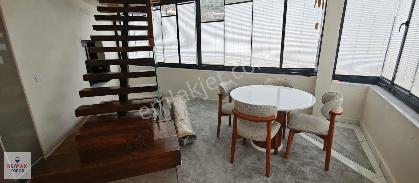 Remax Toros'tan Çelebili'de Gölet Manzaralı Lüks 3 Katlı Villa - Görsel 5