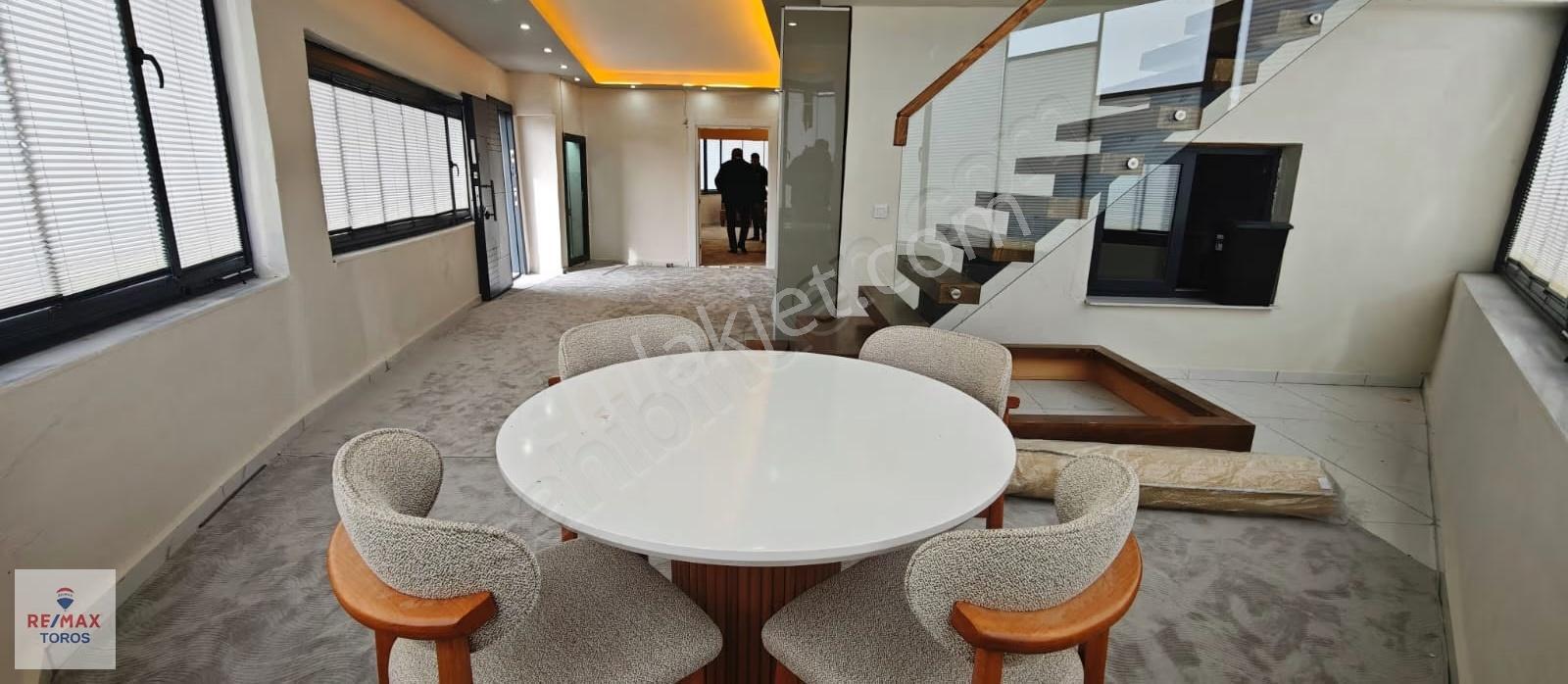 Remax Toros'tan Çelebili'de Gölet Manzaralı Lüks 3 Katlı Villa - Görsel 32