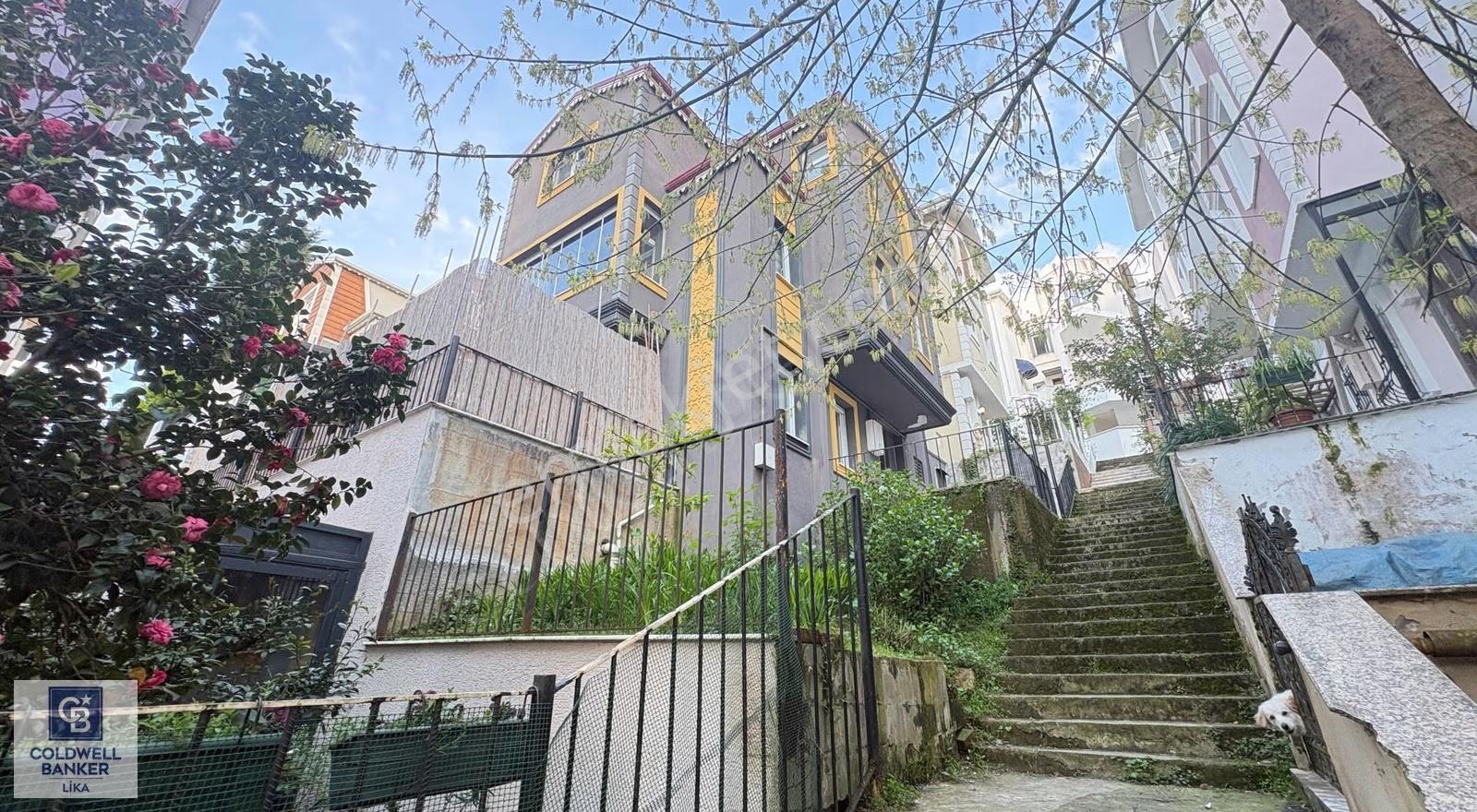 Atakent Sitesinde 5+1 Kış Bahçeli Satılık Villa