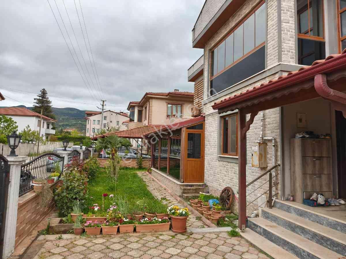 Remax Hür'den Geyve Merkezde Satılık Müstakil Villa - Görsel 12