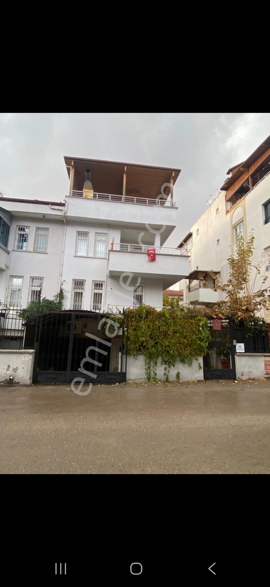 Şehir Merkezinde Bulunan İkiz Villanın Biri Satılık