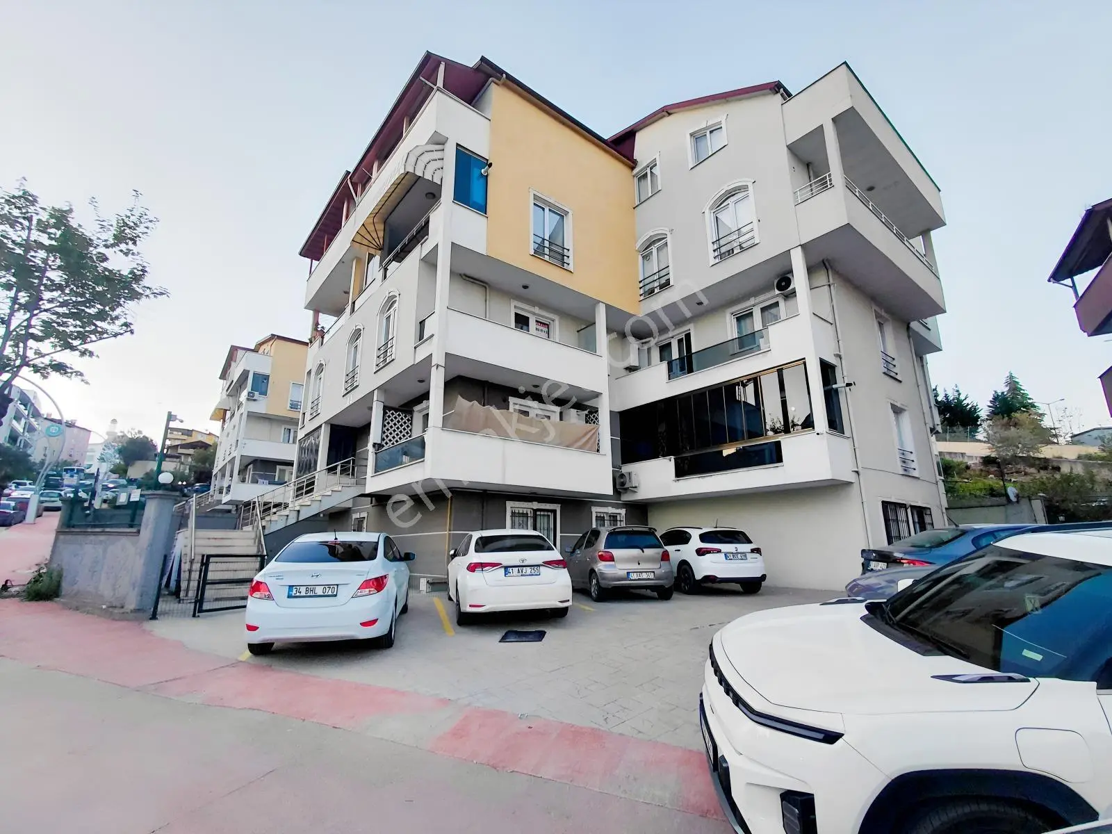 Tarcanlardan Kuruçeşmede Site İçi Full Yapılı 2+1 Satılık Daire