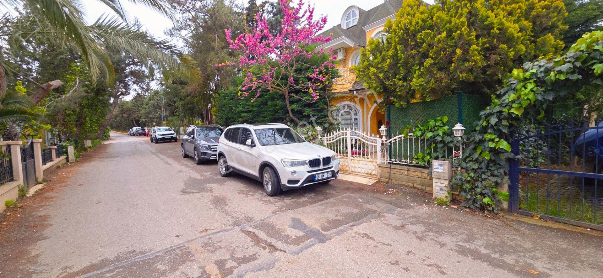 Tuzla Çamlıbel'de Geniş Metrajlı 5 Banyolu 3 Katlı Satılık Villa