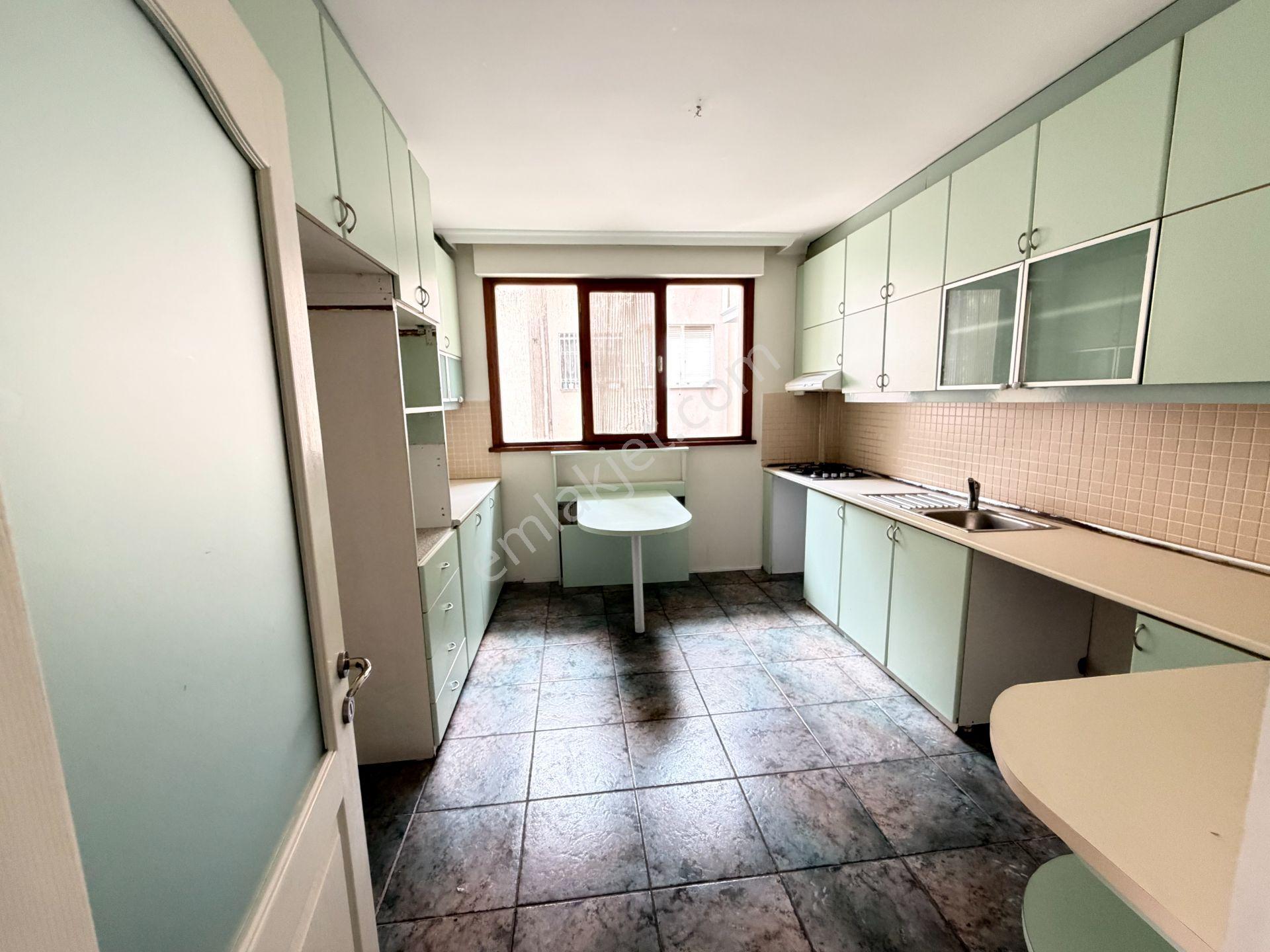 Moda Sahil'de 200m2 Kısmi Manzaralı 2 Banyolu 2.kat Kiralık 4+1 - Görsel 18