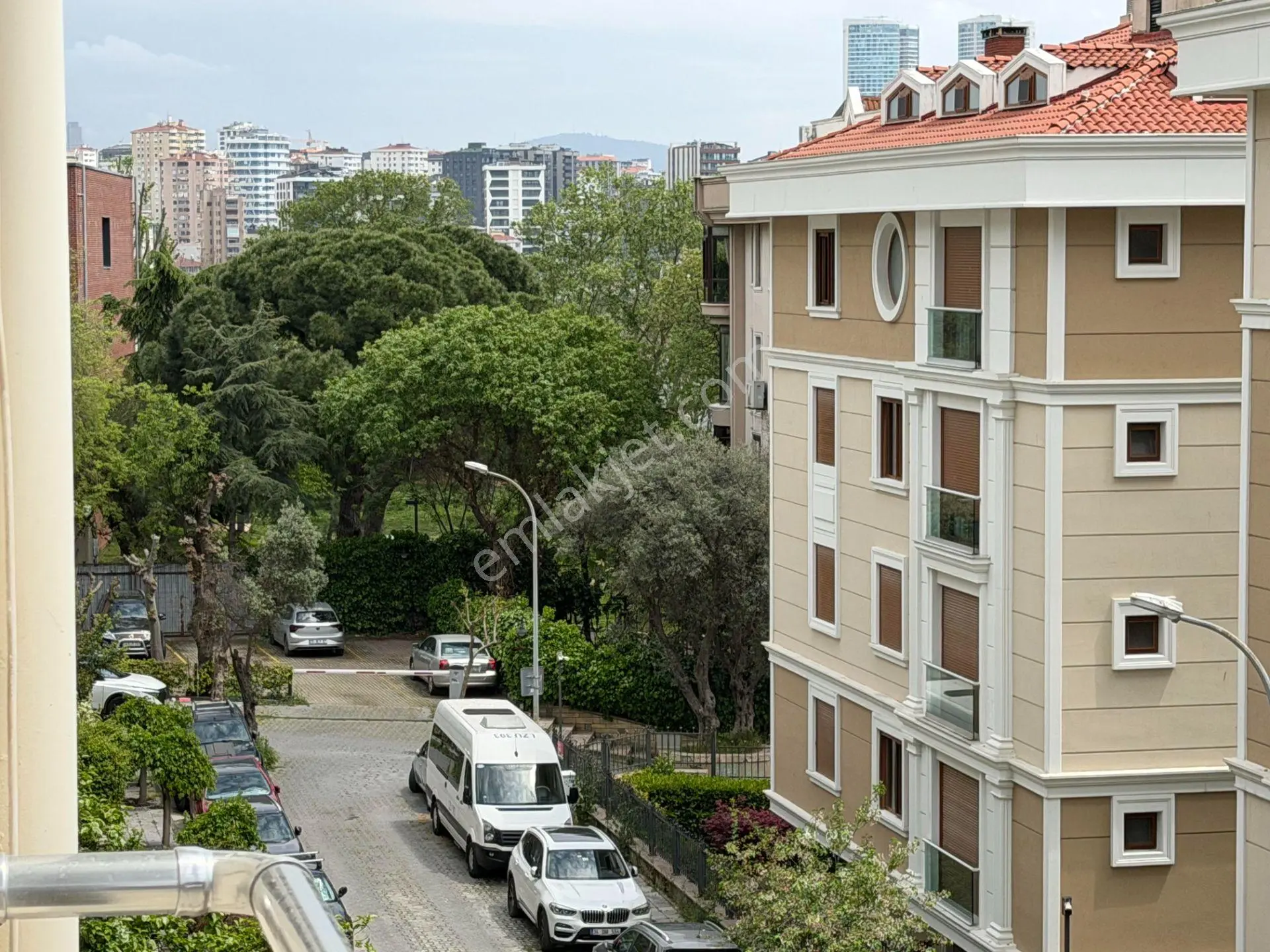 Moda Sahil'de 200m2 Kısmi Manzaralı 2 Banyolu 2.kat Kiralık 4+1