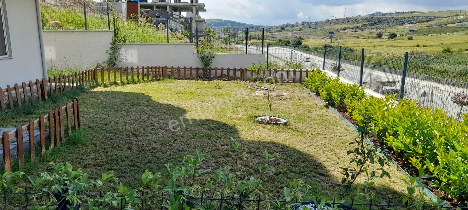 Atatürk Mahallesinde Kendine Ait Bahçe Kullanımı Full+full Eşyalı 2+1 Satılık Daire