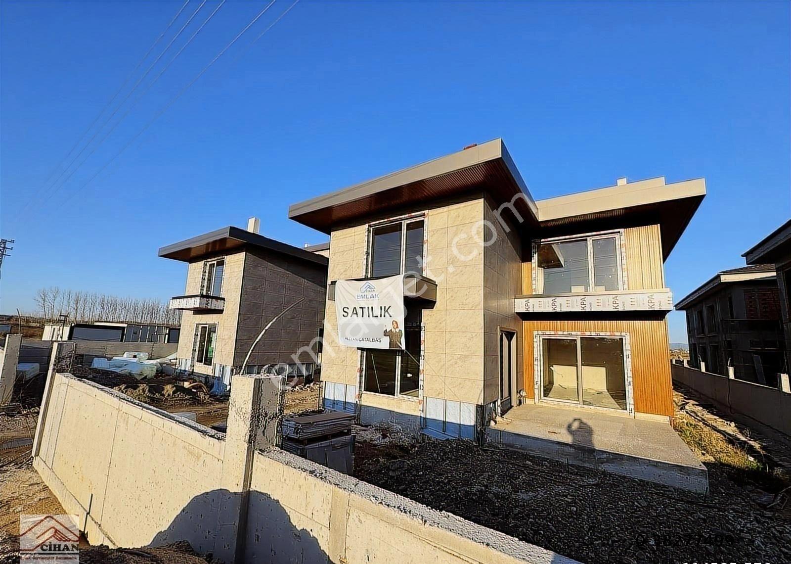 Site İçersinde Özel Tasarım Lüks Satılık Villa - Görsel 2