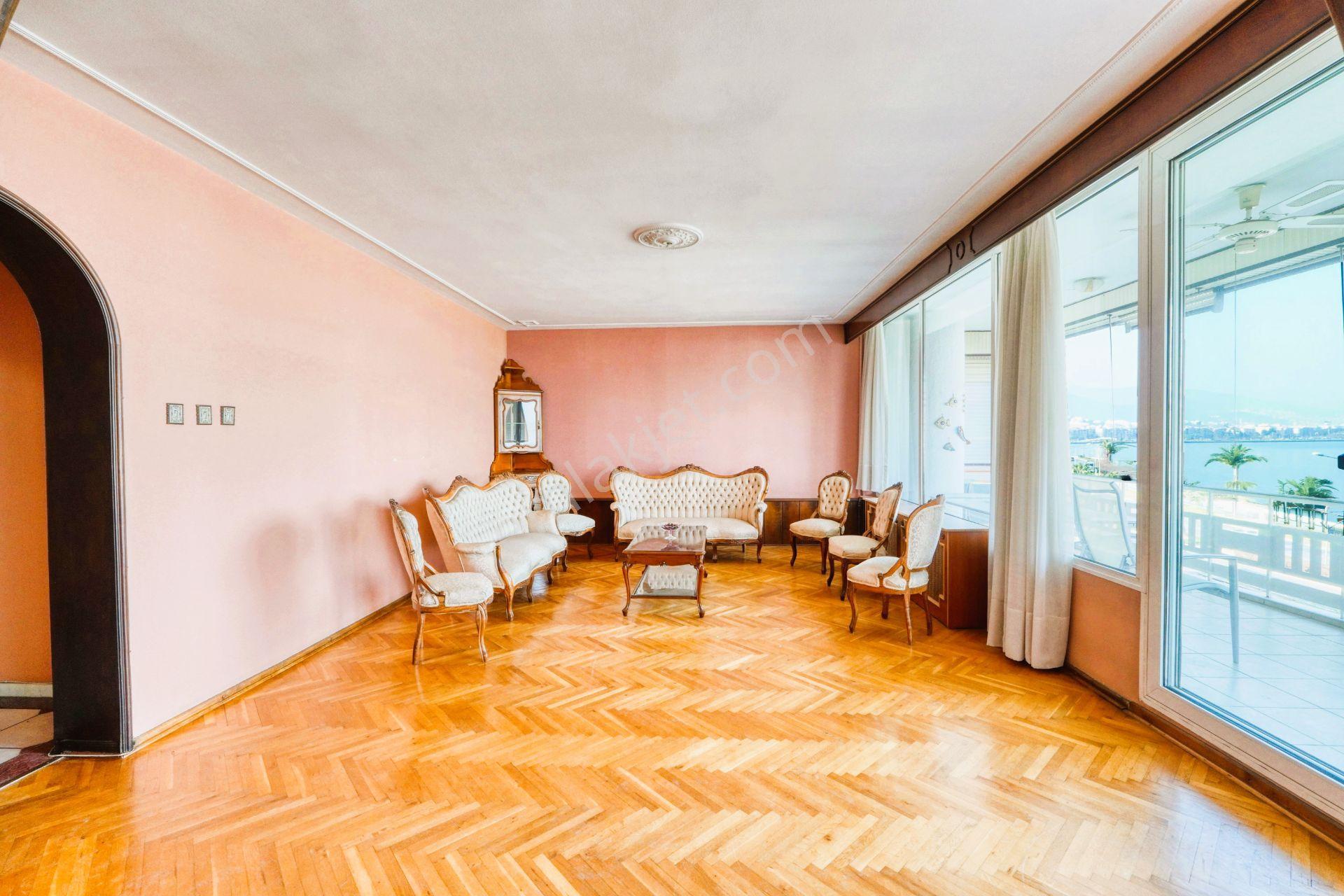 Göztepe'de Kesintisiz Deniz Manzaralı, 320m2 5+1 Yalı Dairesi - Görsel 12