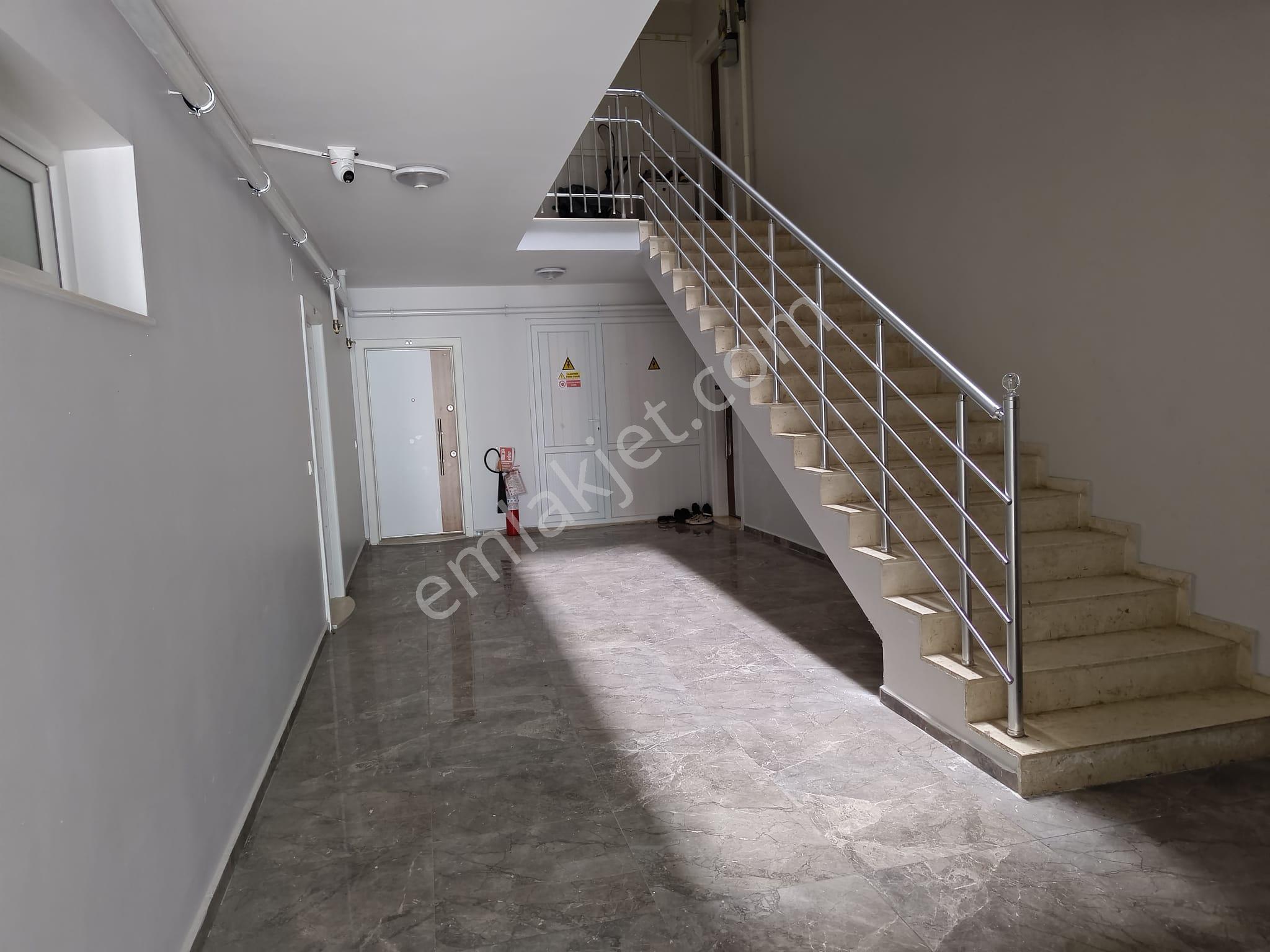 Kuşadas’nda Havuzlu Site İçinde Kısmı Eşyalı Bahçe Katı 1+1 - Görsel 15