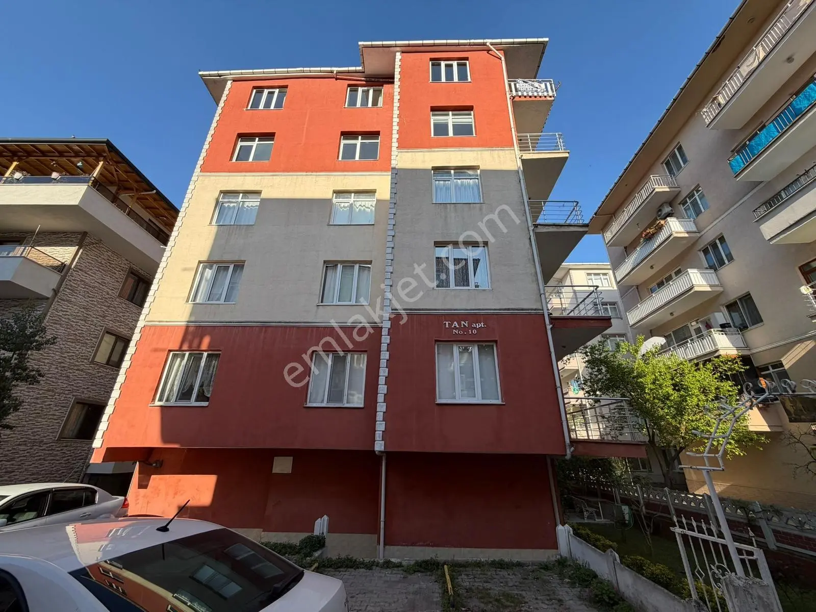 Yüzbaşılarda Hastane Karşısında Satılık Daire