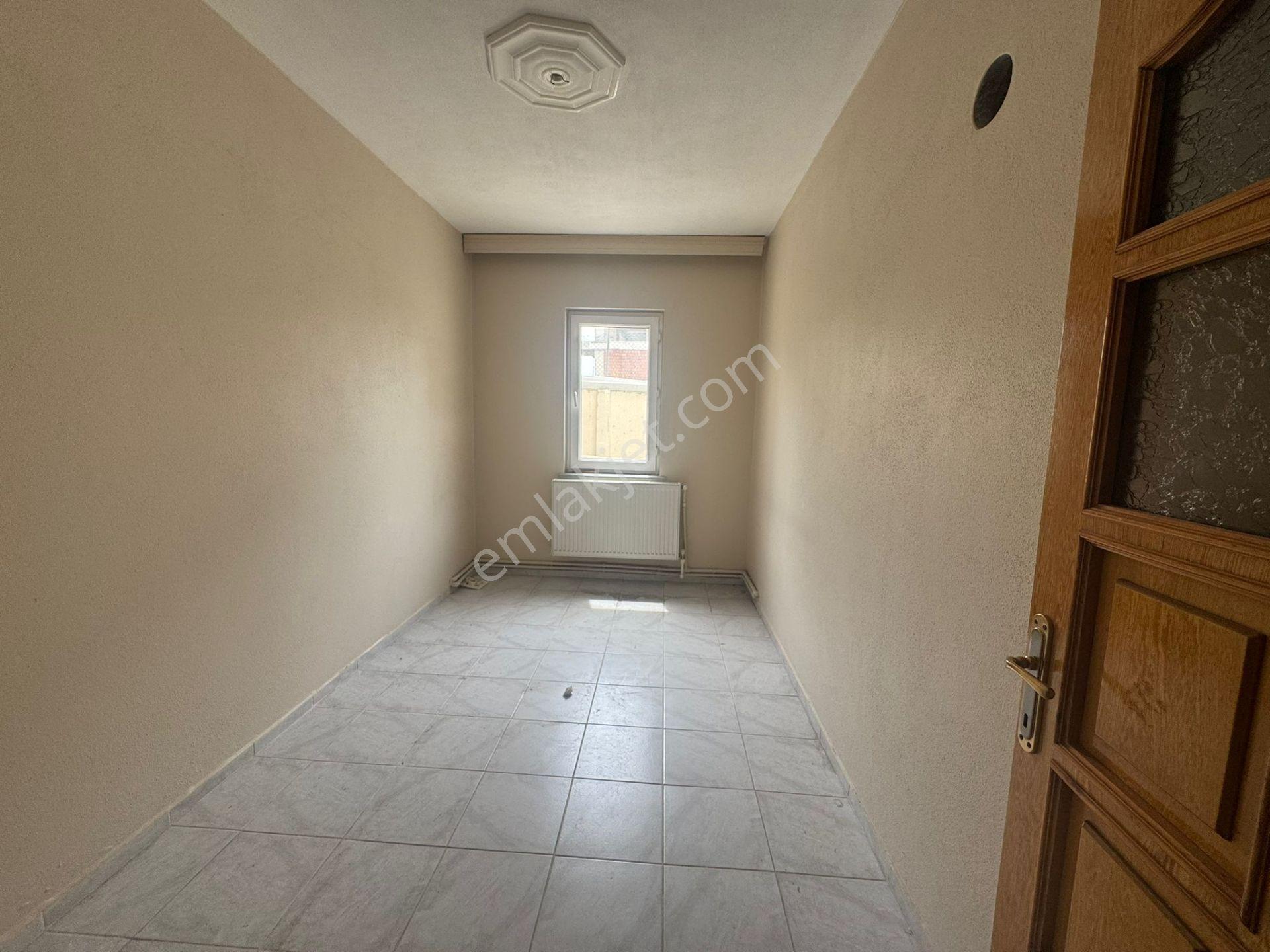 Sultaniye'de Aile Apartmanında 2+1 Bahçe Katı Kiralık Daire - Görsel 3