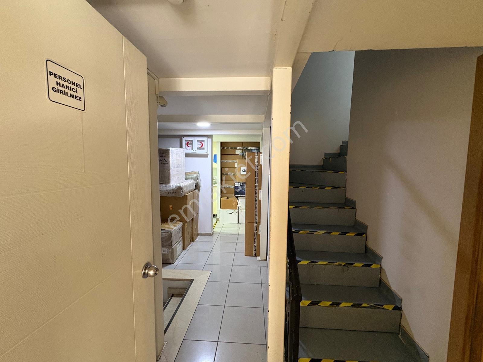 Şerifali Hendem Caddesinde Vitrinli 240 M² Satılık Dükkan - Görsel 4
