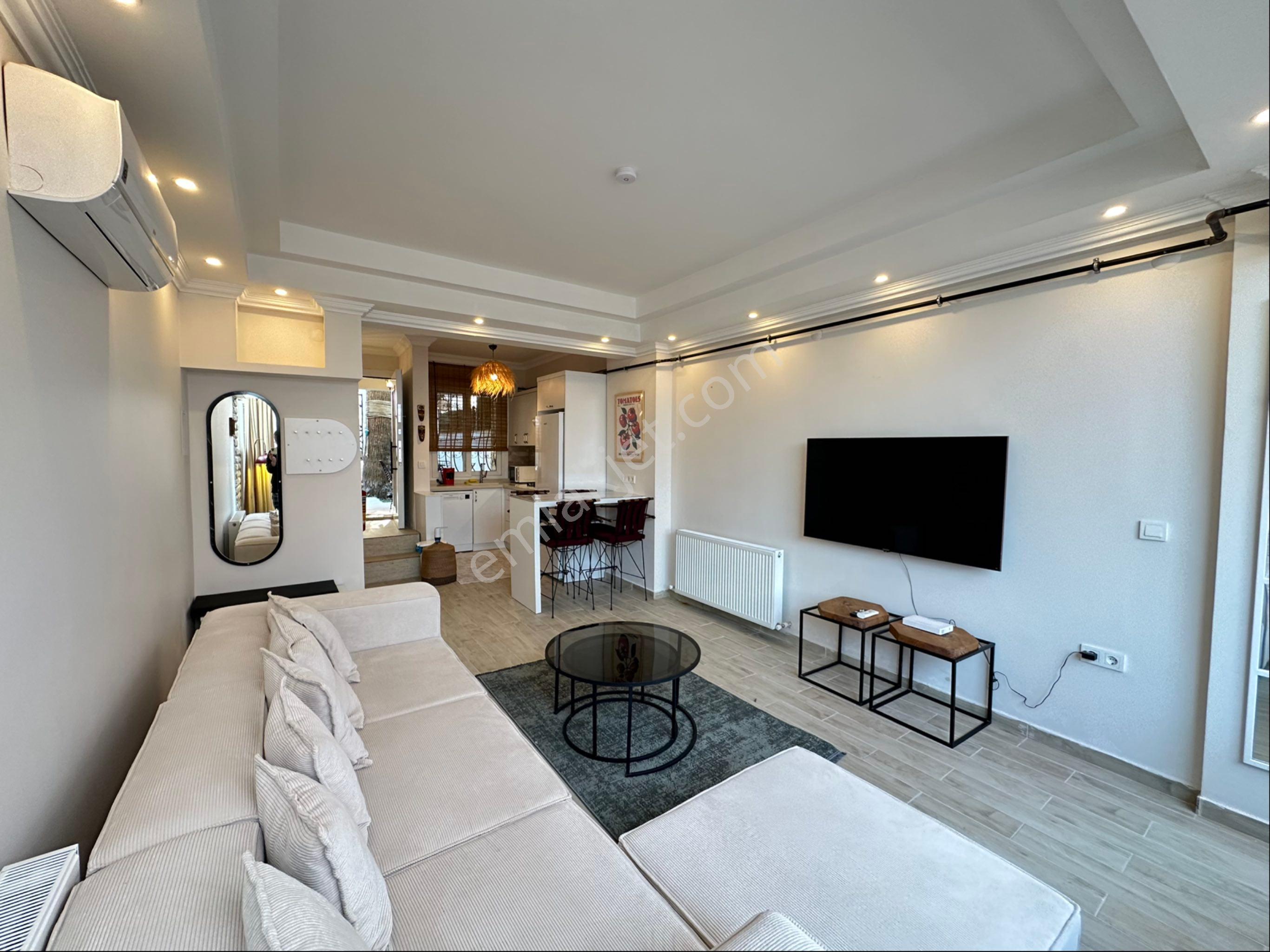 Kuşadası Marina Mevkiinde Rahat, Şık Tam Donanımlı 3+1 Villa