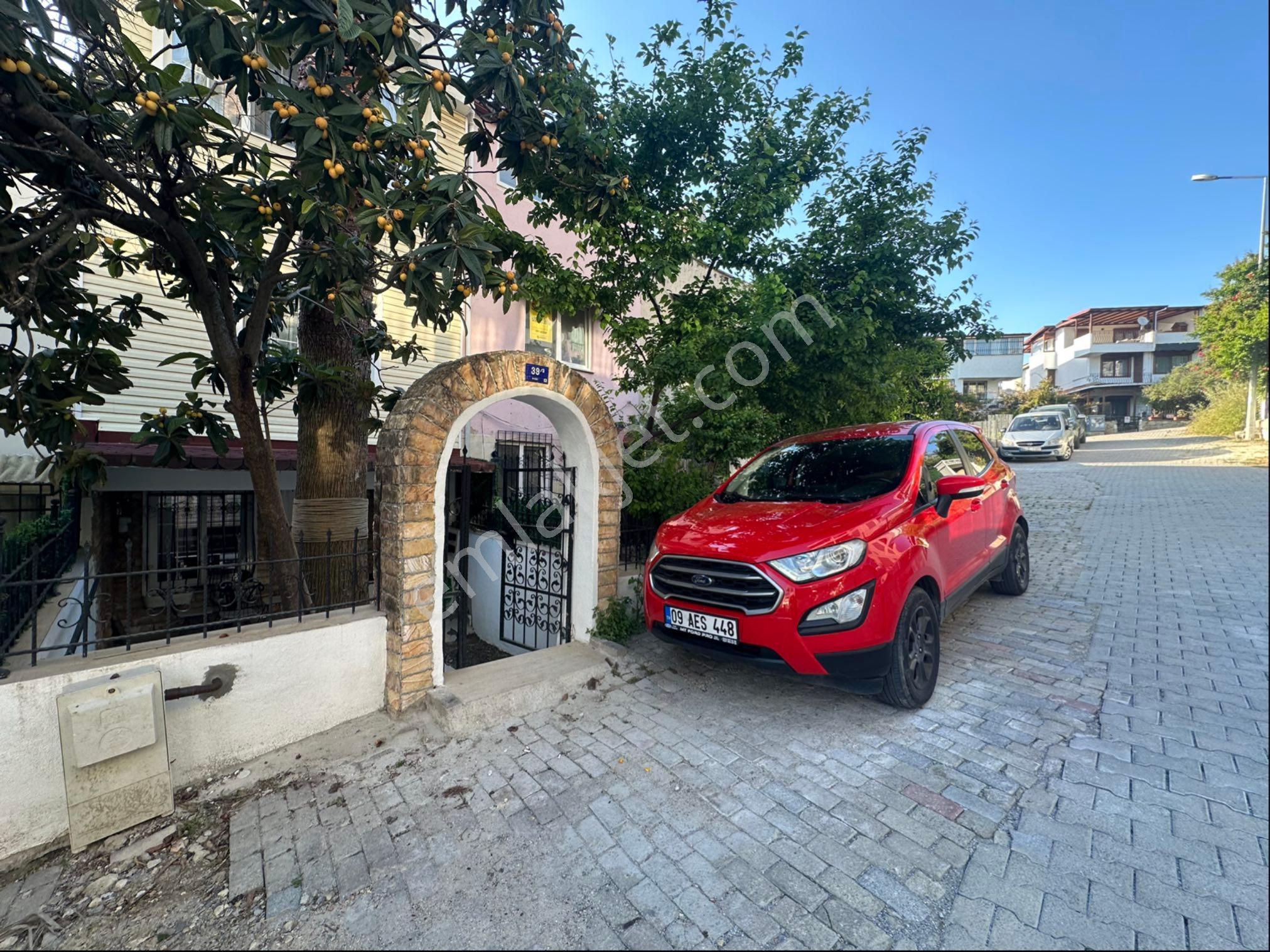 Kuşadası Marina Mevkiinde Rahat, Şık Tam Donanımlı 3+1 Villa - Görsel 4