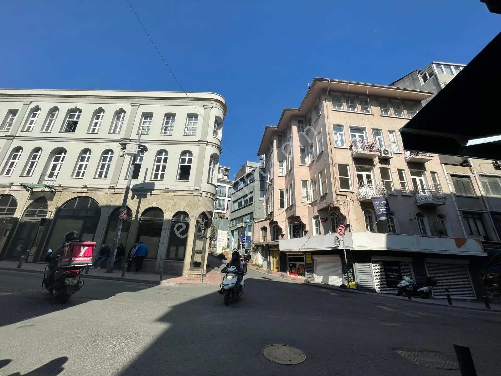 Beyoğlu Tomtom Mahallesi'nde Merkezi Konumda Komple Satılık Bina