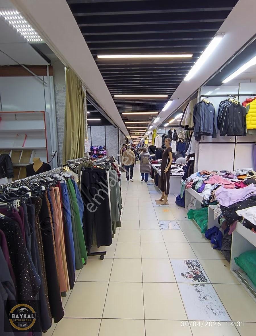 Sosyete Pazarında 13 Yıllık 55 Metre Yüksek Cirolu Giyim Standı - Görsel 3