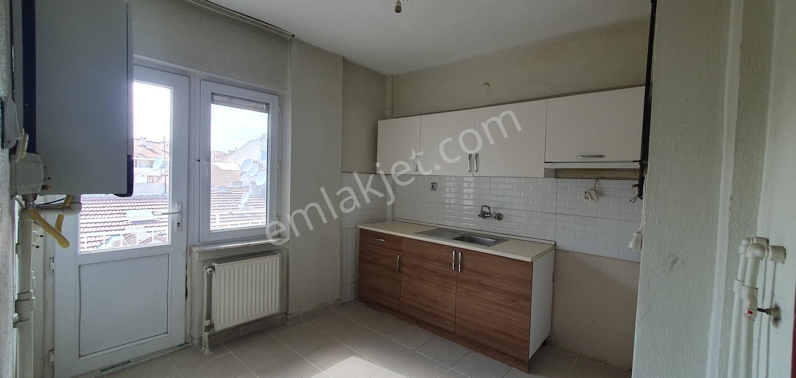 Güllük Mah. Collesium Yakınında Çift Balkon Satılık 2+1 - Görsel 3