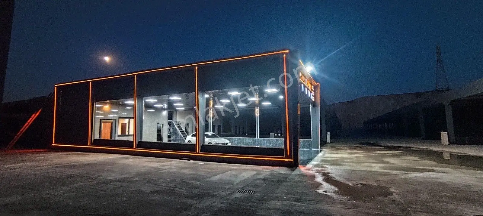 World İlkevim'den Mefak Oto Galeride Satılık Dükkan 200 M2