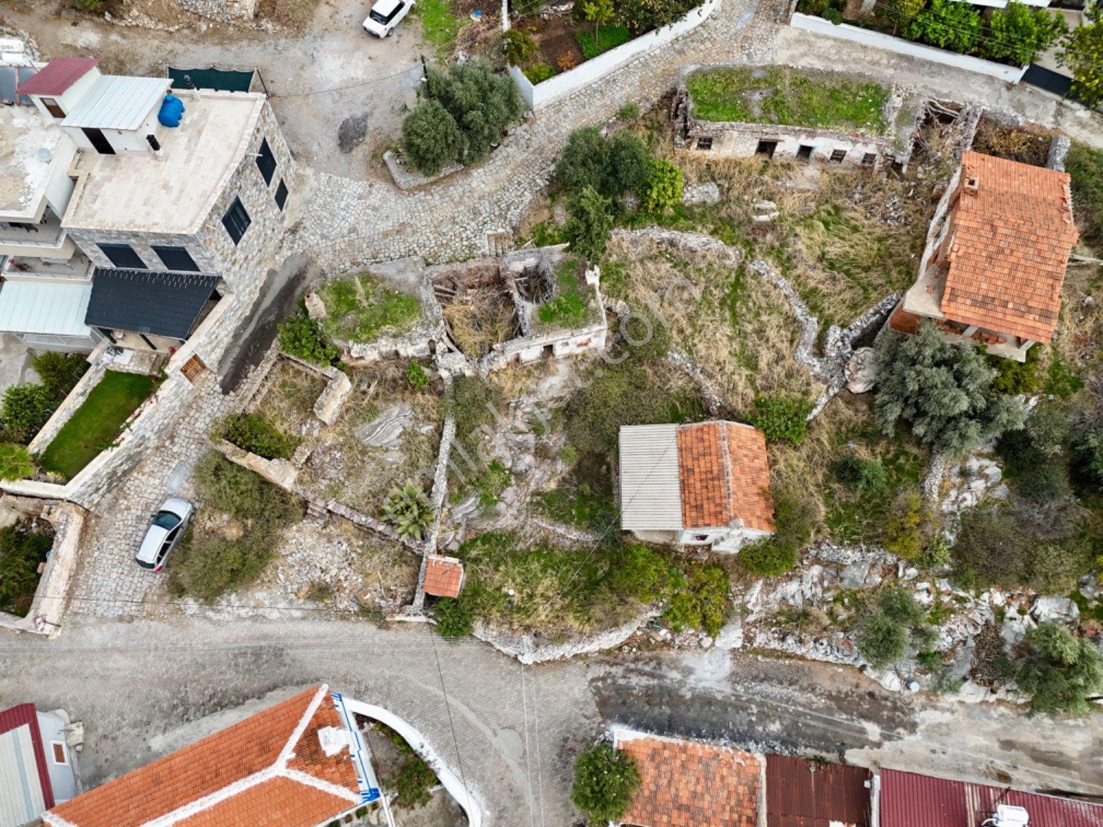 Kazıklı'da Deniz Manzaralı 215m² Avlulu Arsa + 2 Eski Yapı