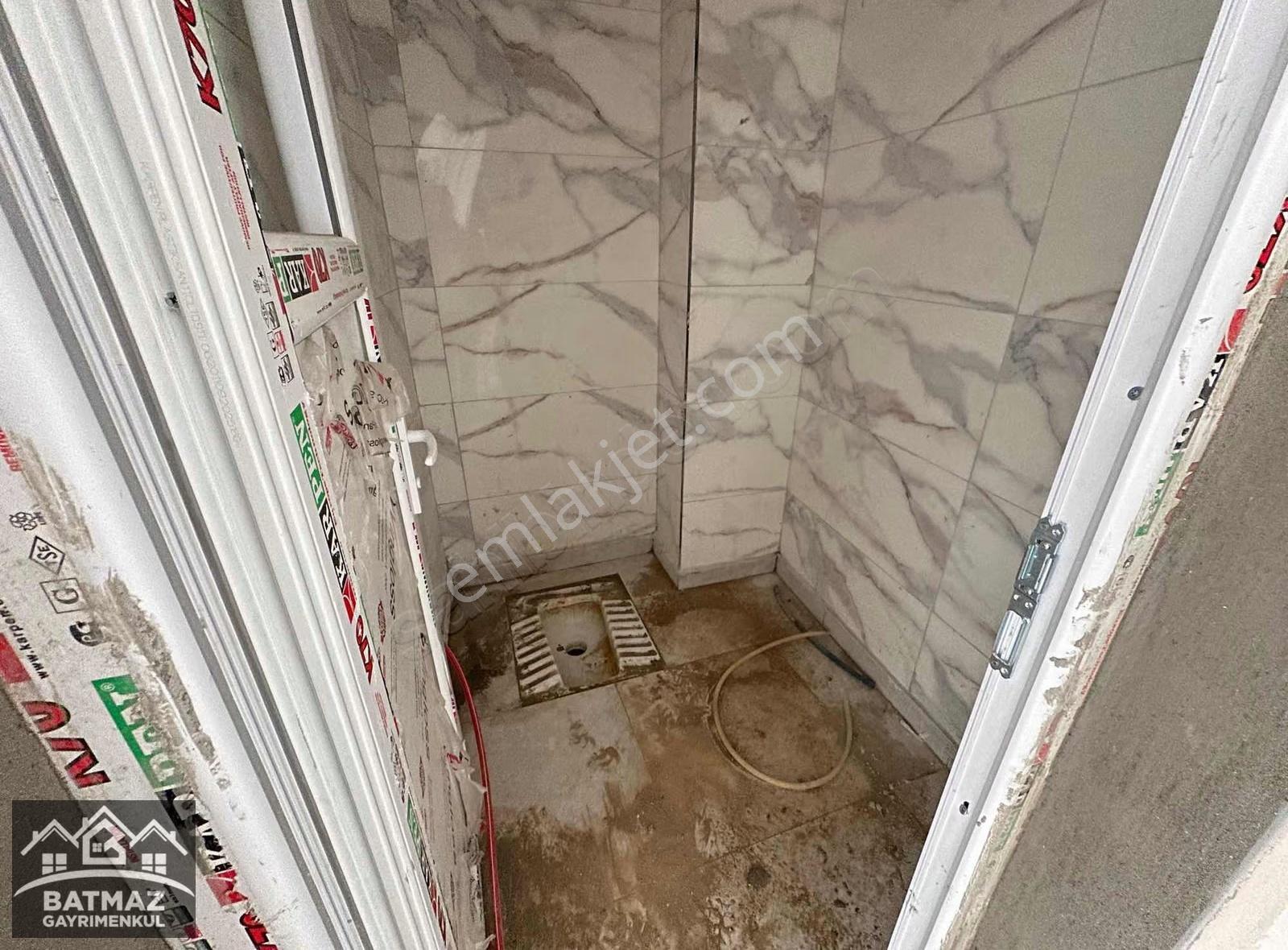 Batmaz'dan Fıstıklık'ta Satılık Çift Cepheli Köşe Dükkan 102 M2