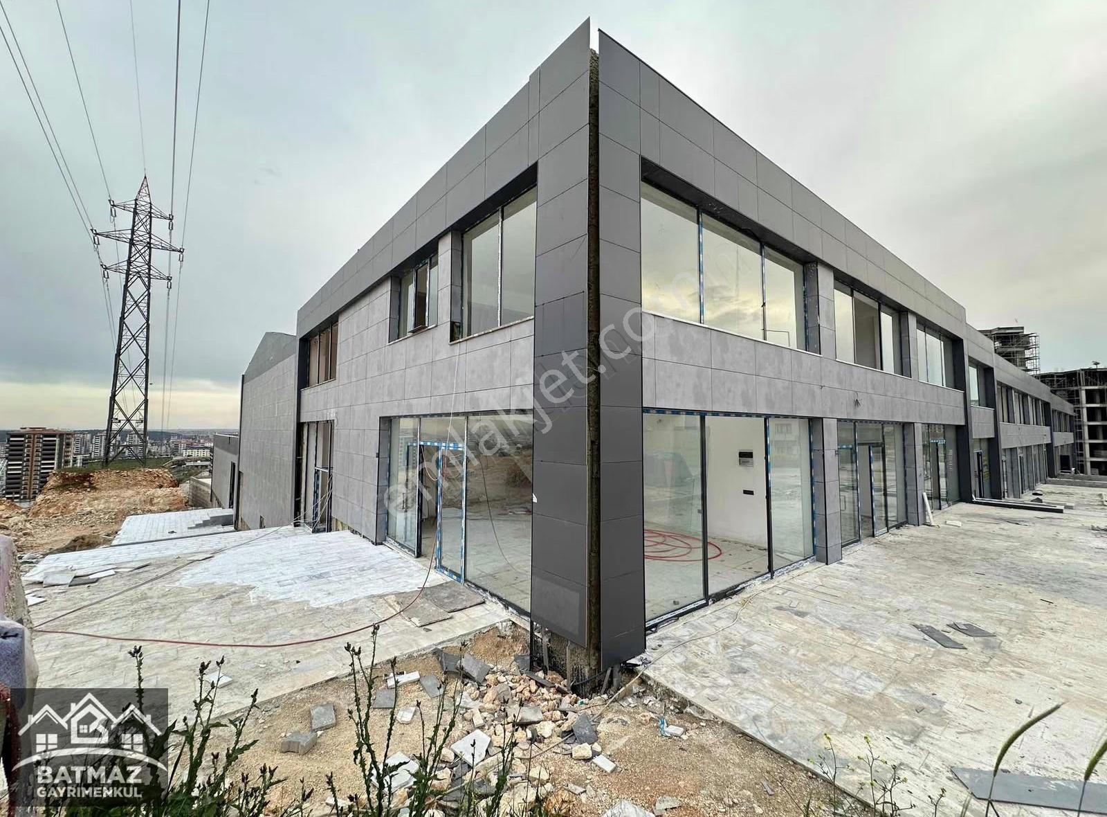 Batmaz'dan Fıstıklık'ta Satılık Çift Cepheli Köşe Dükkan 102 M2 - Görsel 12